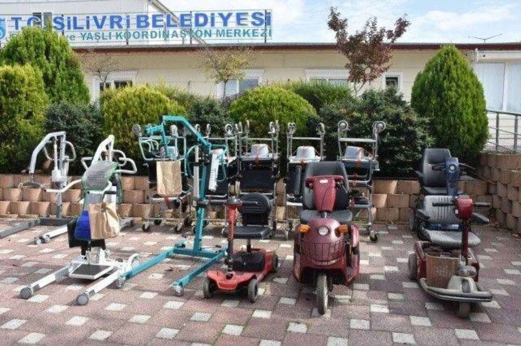 Engelli Bireylere Akülü ve Tekerlekli Sandalye Desteği