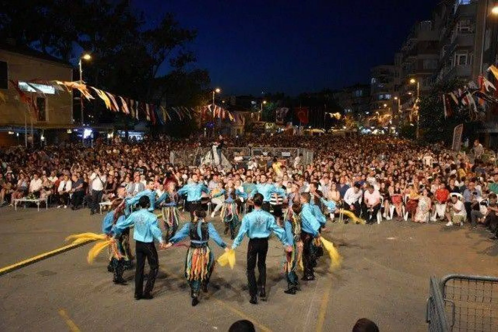 Ali Kınık ve Demet Akalın Coşturdu