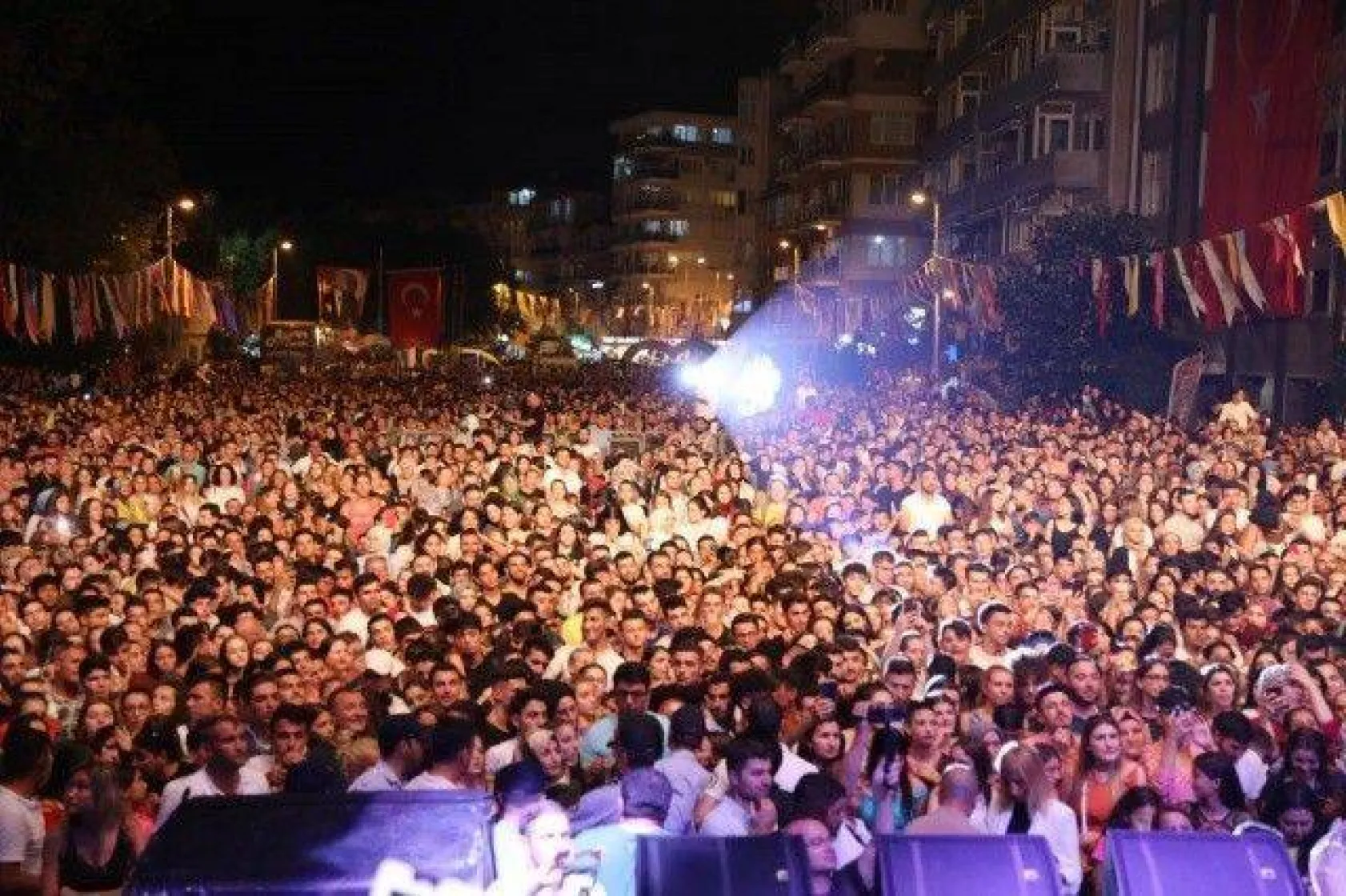 Ali Kınık ve Demet Akalın Coşturdu