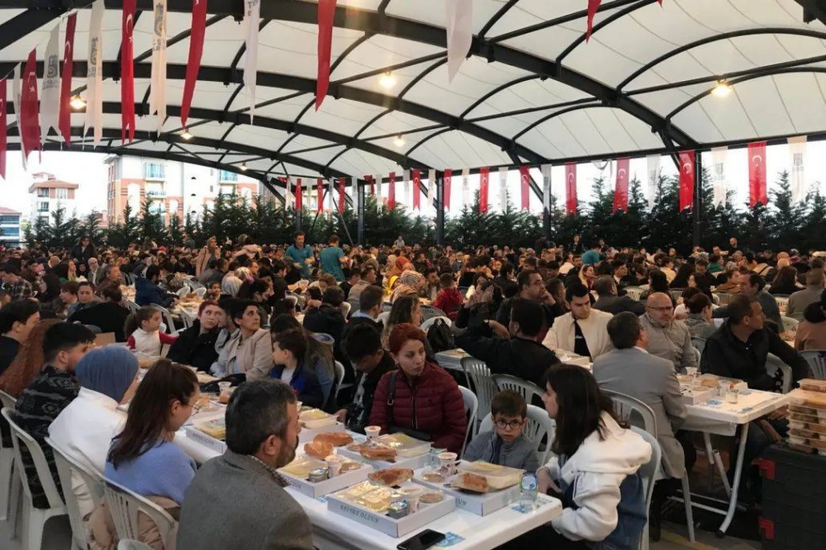 Başkan Yılmaz özel bireyler ve Sağlık çalışanları ile iftar yaptı