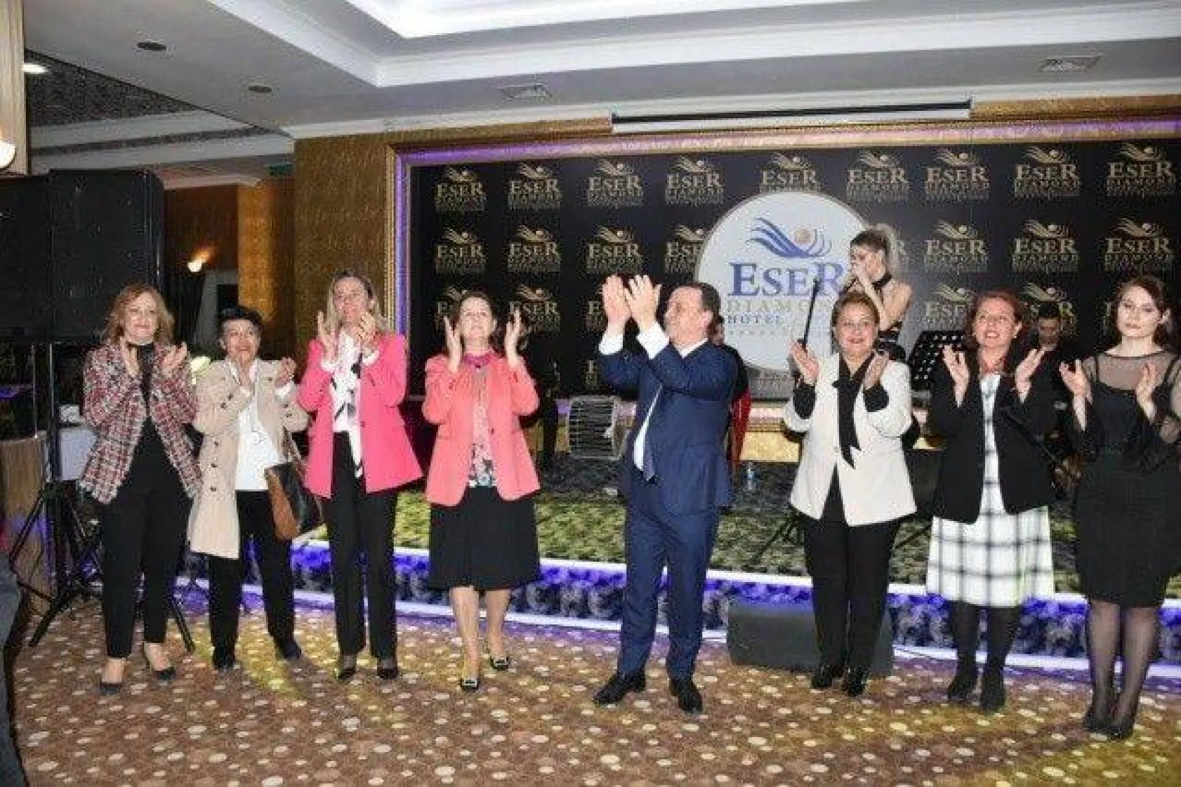 Kadınlardan Işıklar'a Sevgi Seli