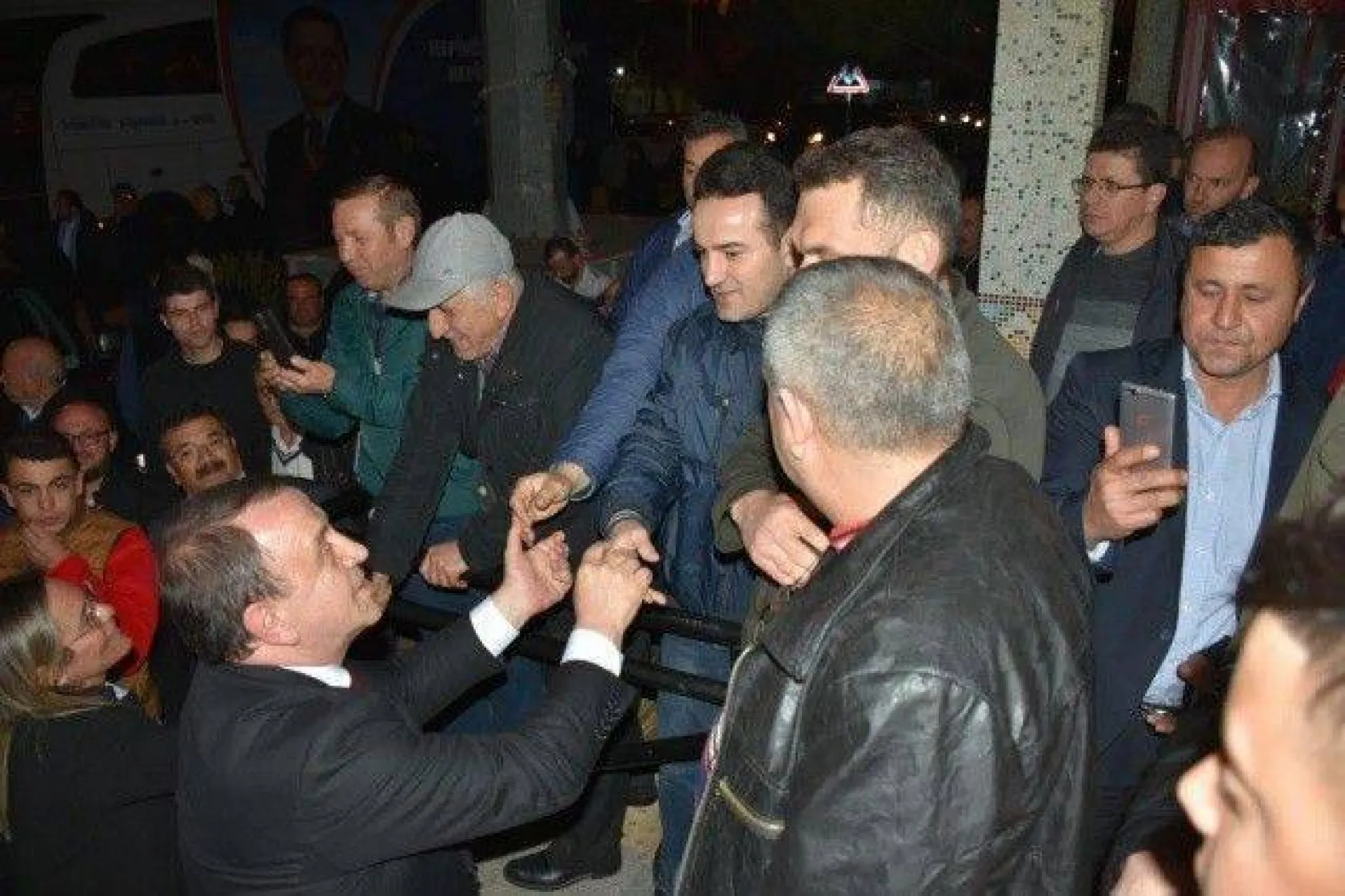 Işıklar Aynı Gece 4 Mahallede Coşkulu kalabalıklarla karşılandı