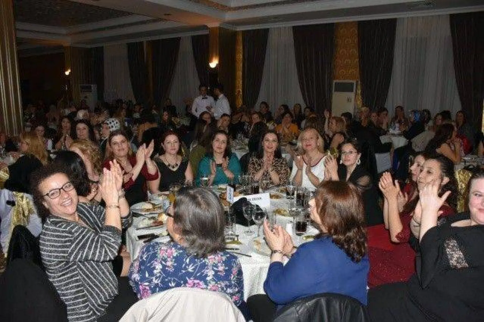 Kadınlardan Işıklar'a Sevgi Seli