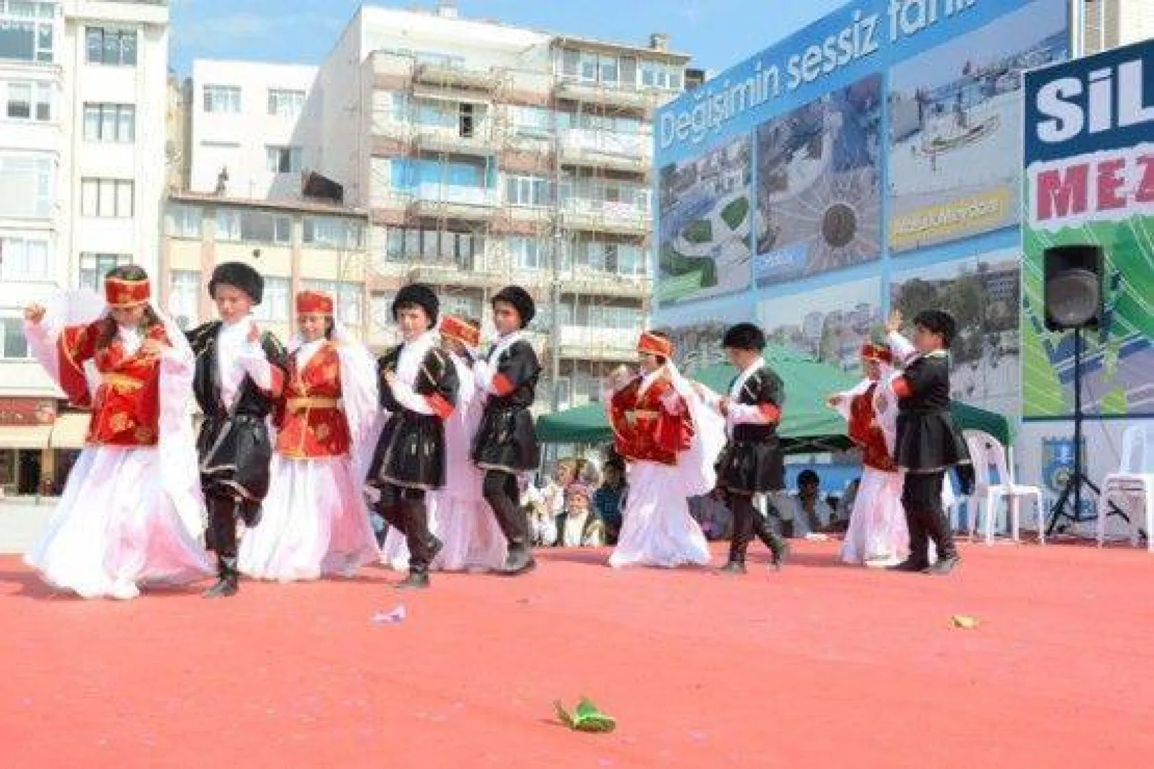 Mezuniyet coşkusu sürüyor