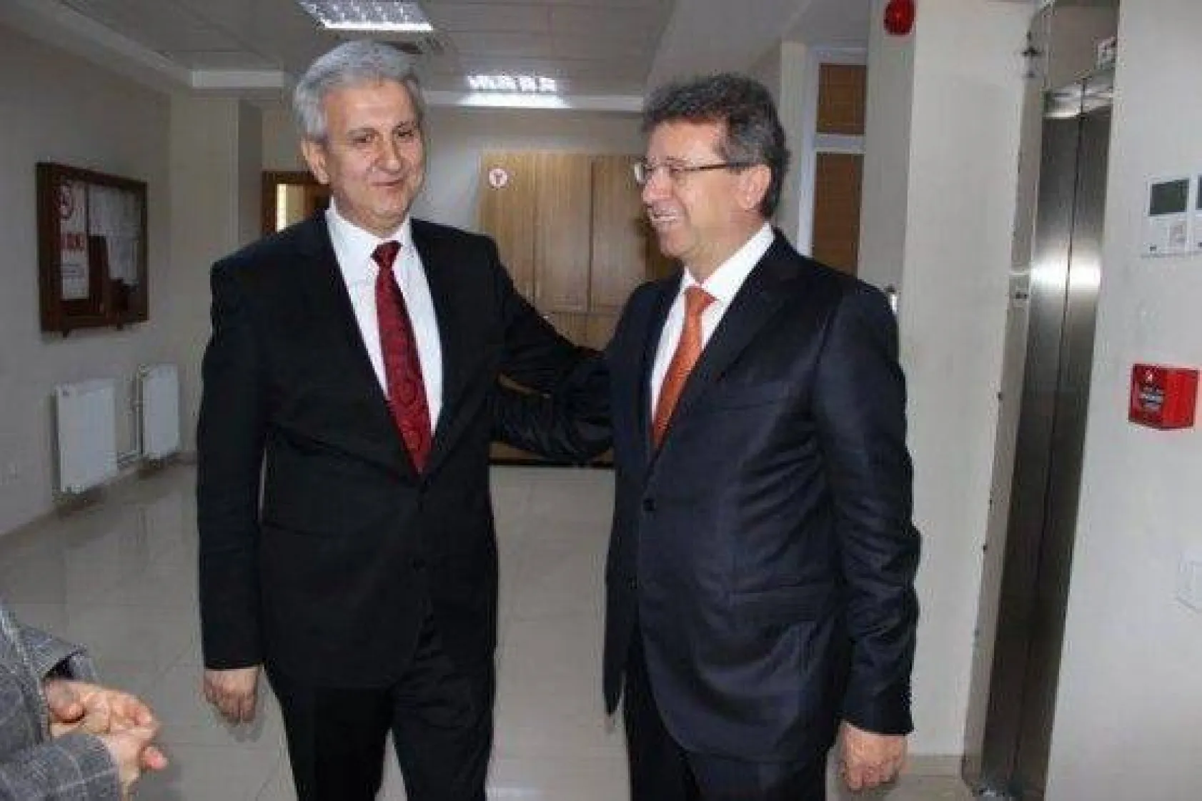 Sert ziyaretlerini hız kesmeden sürdürüyor