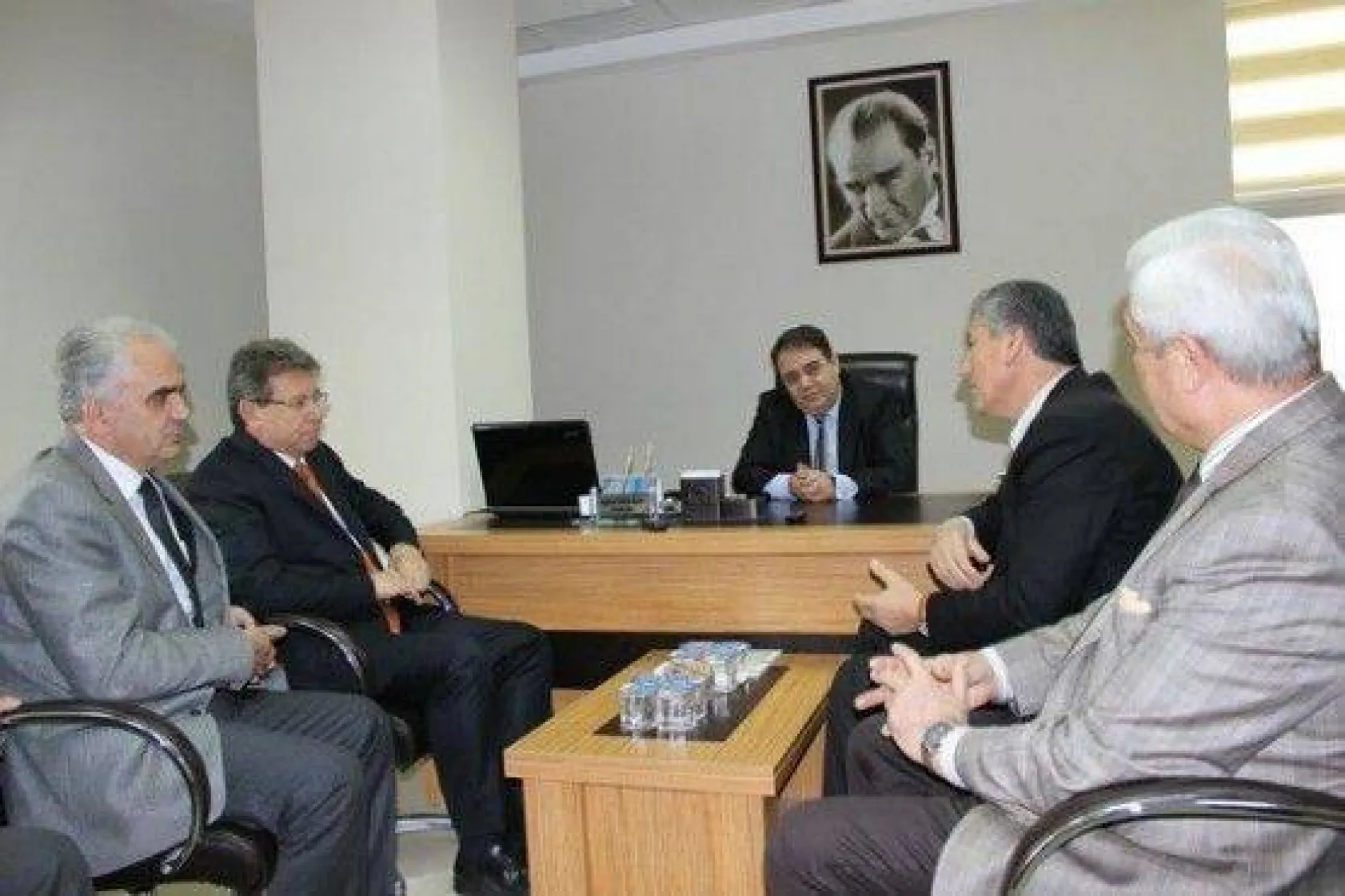 Sert ziyaretlerini hız kesmeden sürdürüyor