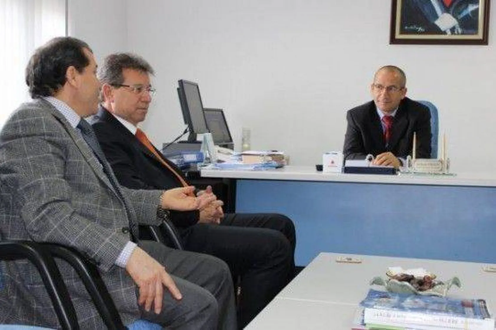 Sert ziyaretlerini hız kesmeden sürdürüyor