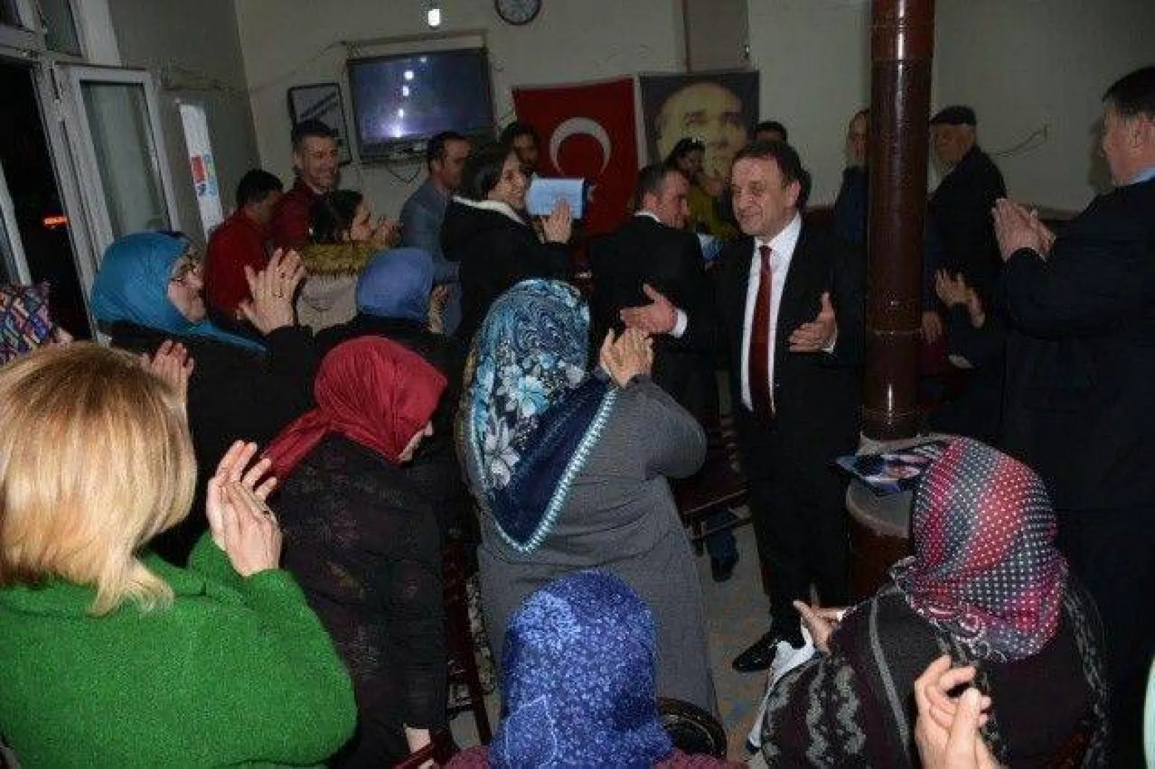 Işıklar Aynı Gece 4 Mahallede Coşkulu kalabalıklarla karşılandı