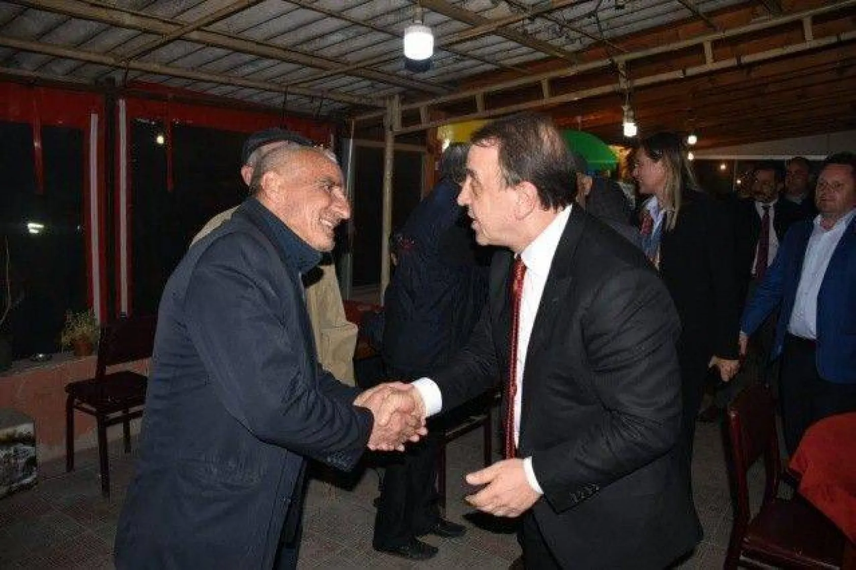 Işıklar Aynı Gece 4 Mahallede Coşkulu kalabalıklarla karşılandı