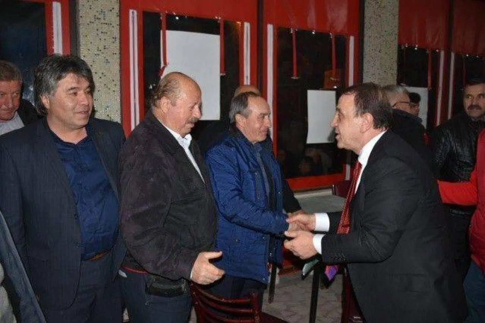 Işıklar Aynı Gece 4 Mahallede Coşkulu kalabalıklarla karşılandı