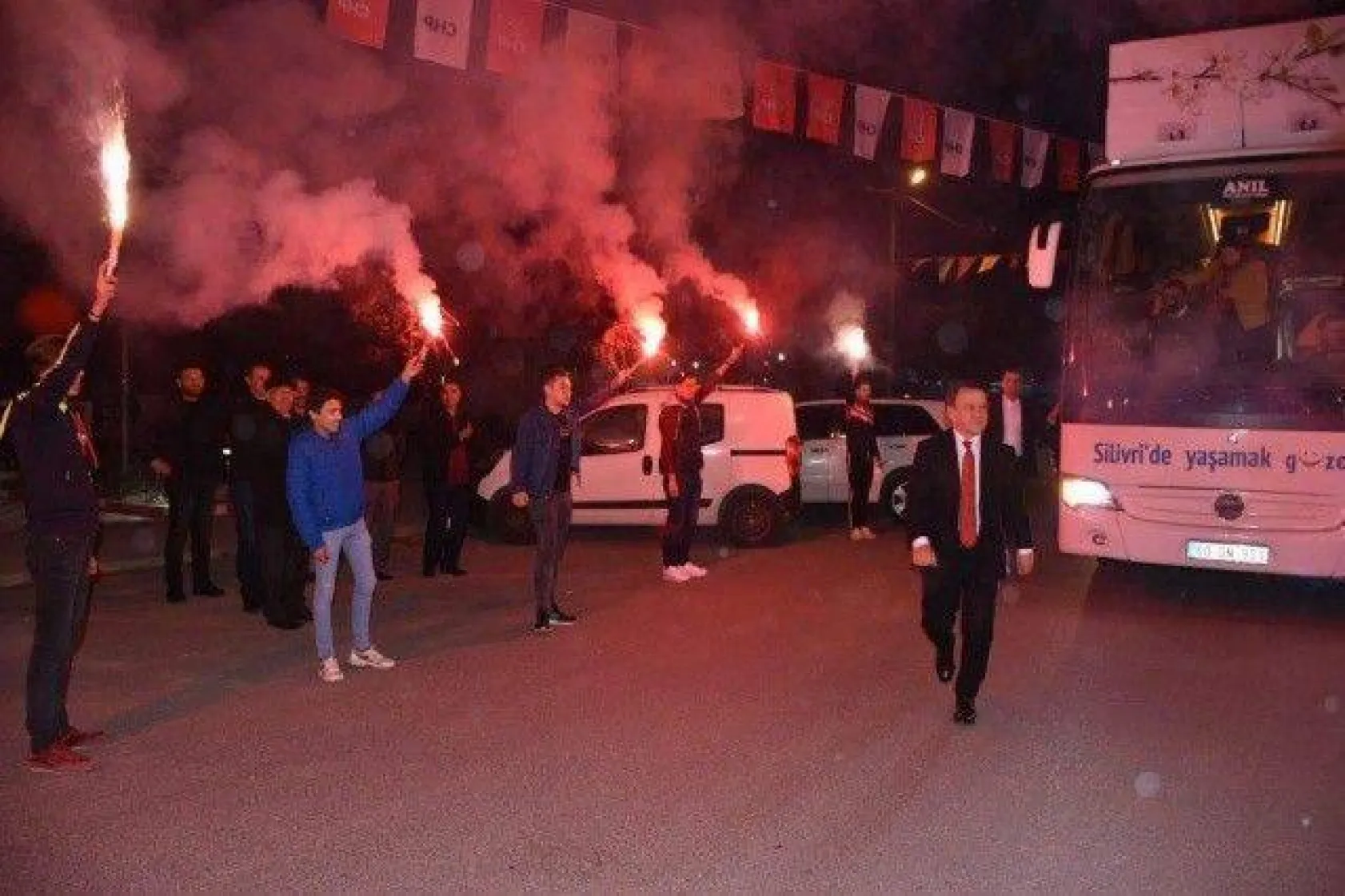 Işıklar Aynı Gece 4 Mahallede Coşkulu kalabalıklarla karşılandı