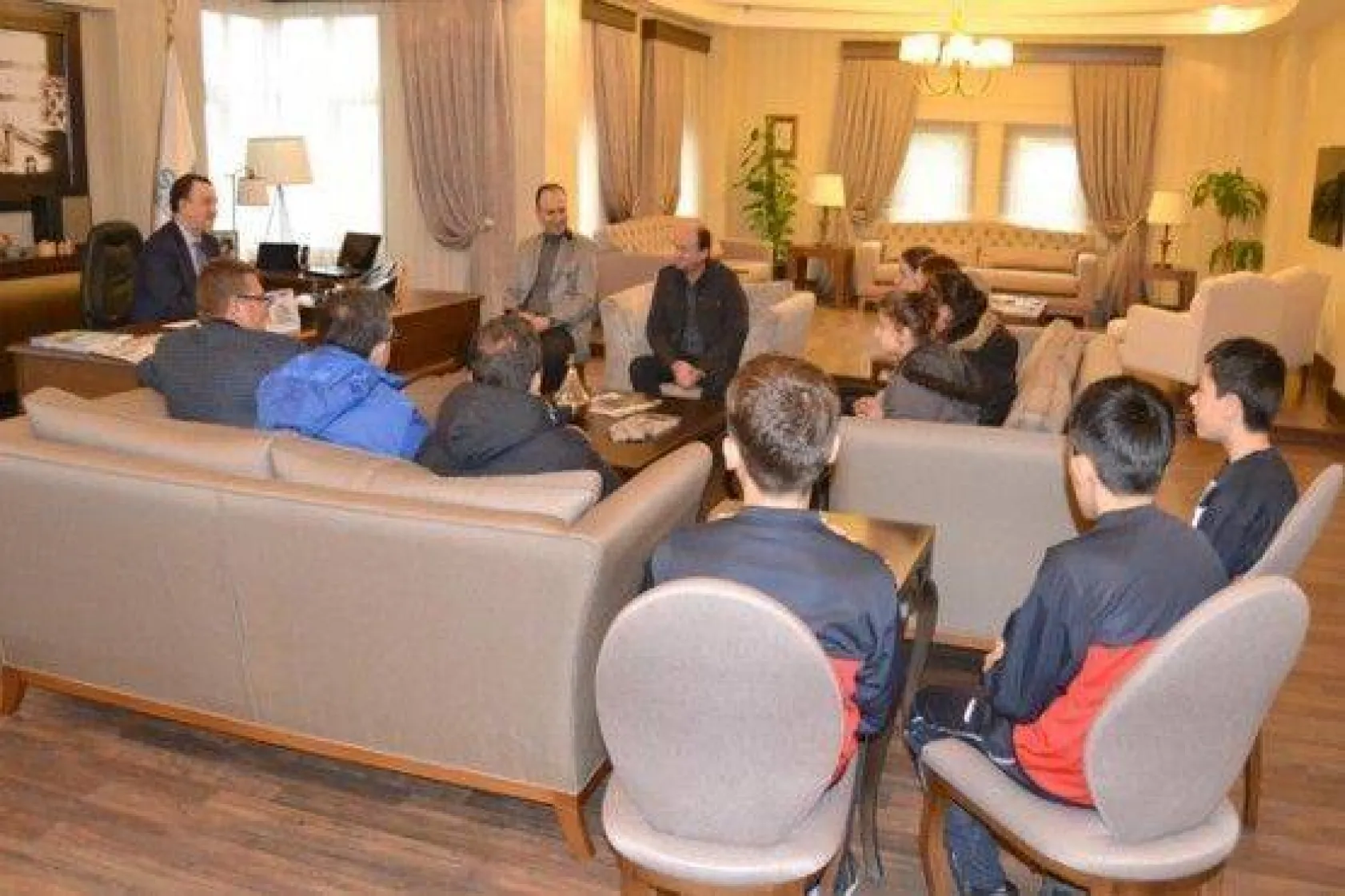 Voleybolculara Işıklar'dan Malzeme Desteği