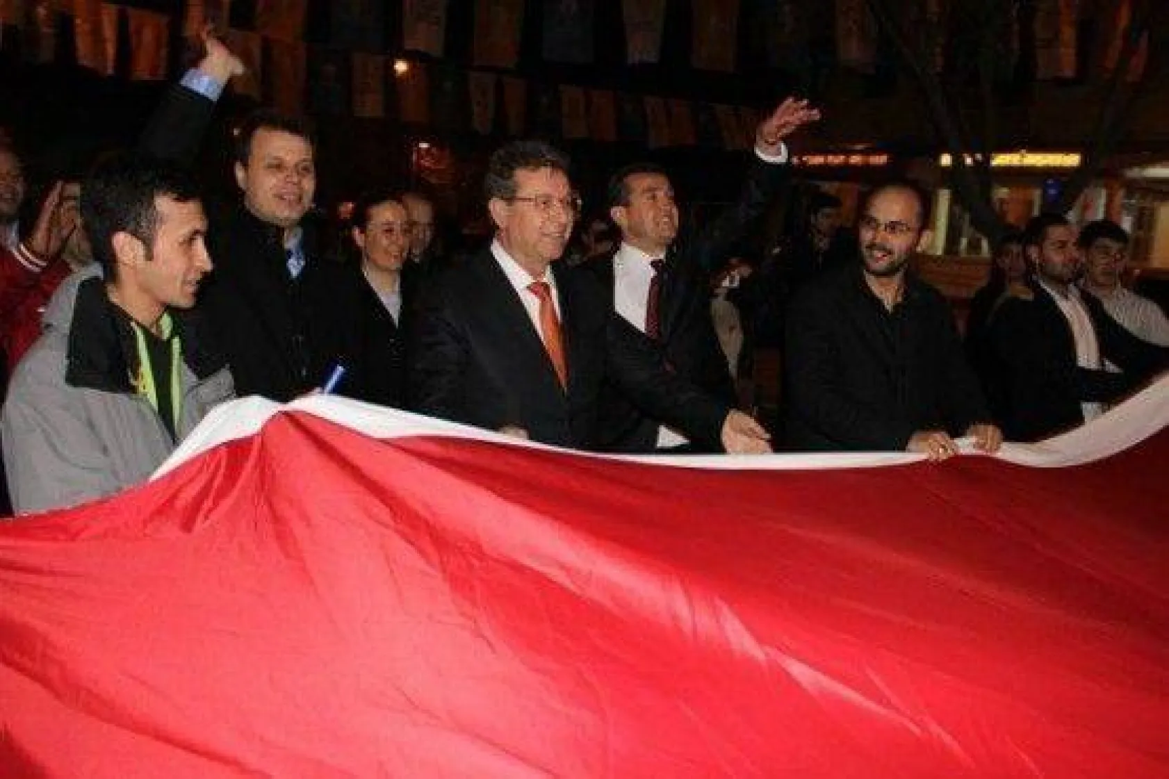 Çanta Evladını Bağrına Bastı