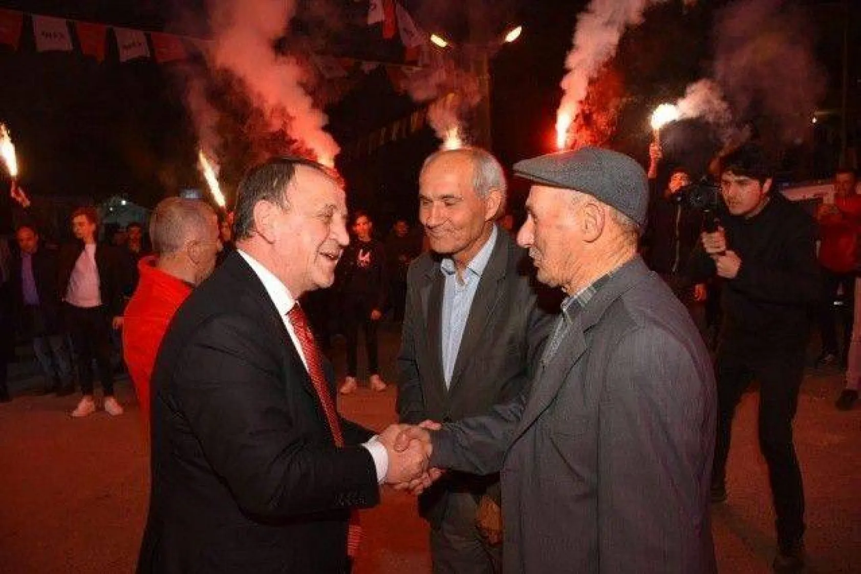 Işıklar Aynı Gece 4 Mahallede Coşkulu kalabalıklarla karşılandı