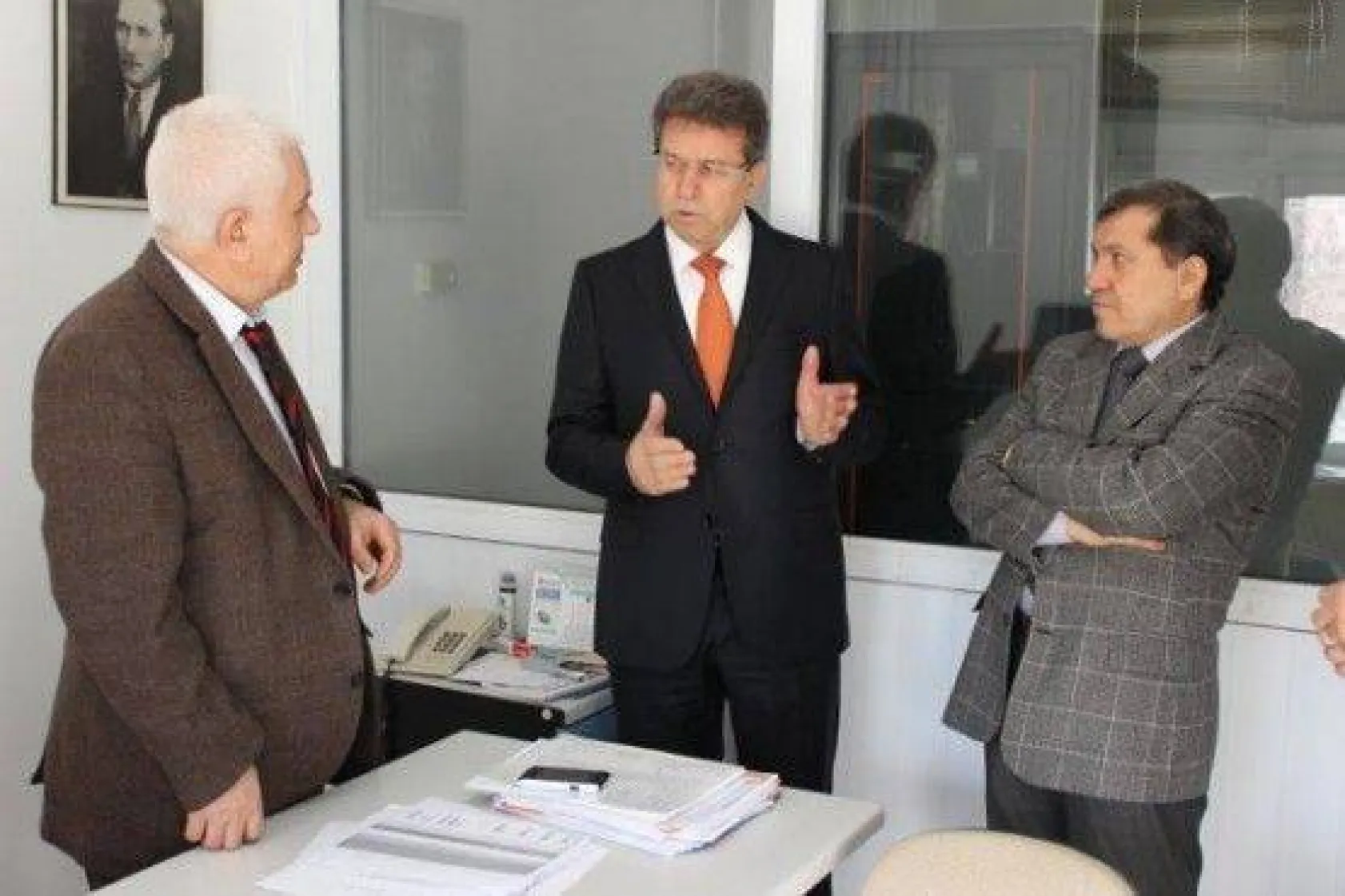 Sert ziyaretlerini hız kesmeden sürdürüyor