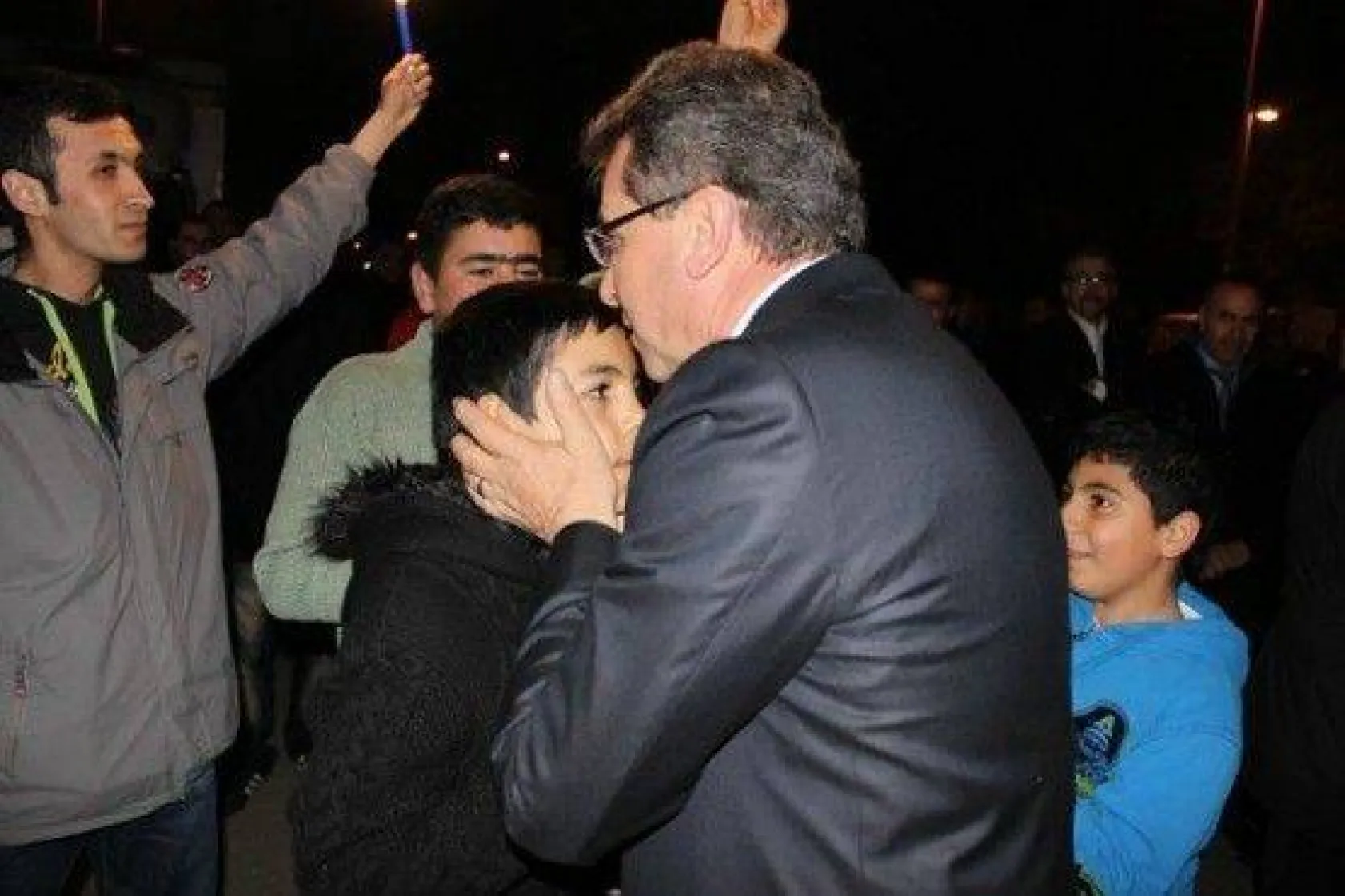 Çanta Evladını Bağrına Bastı