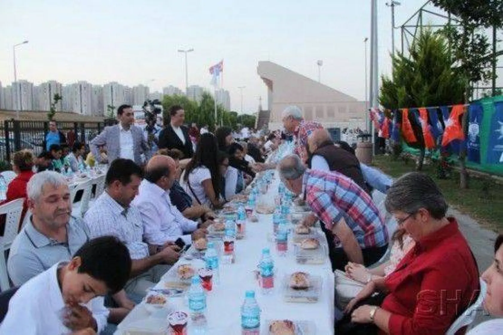 Stk'lar Ve Ak Partililer Vefa İftarında Buluştu