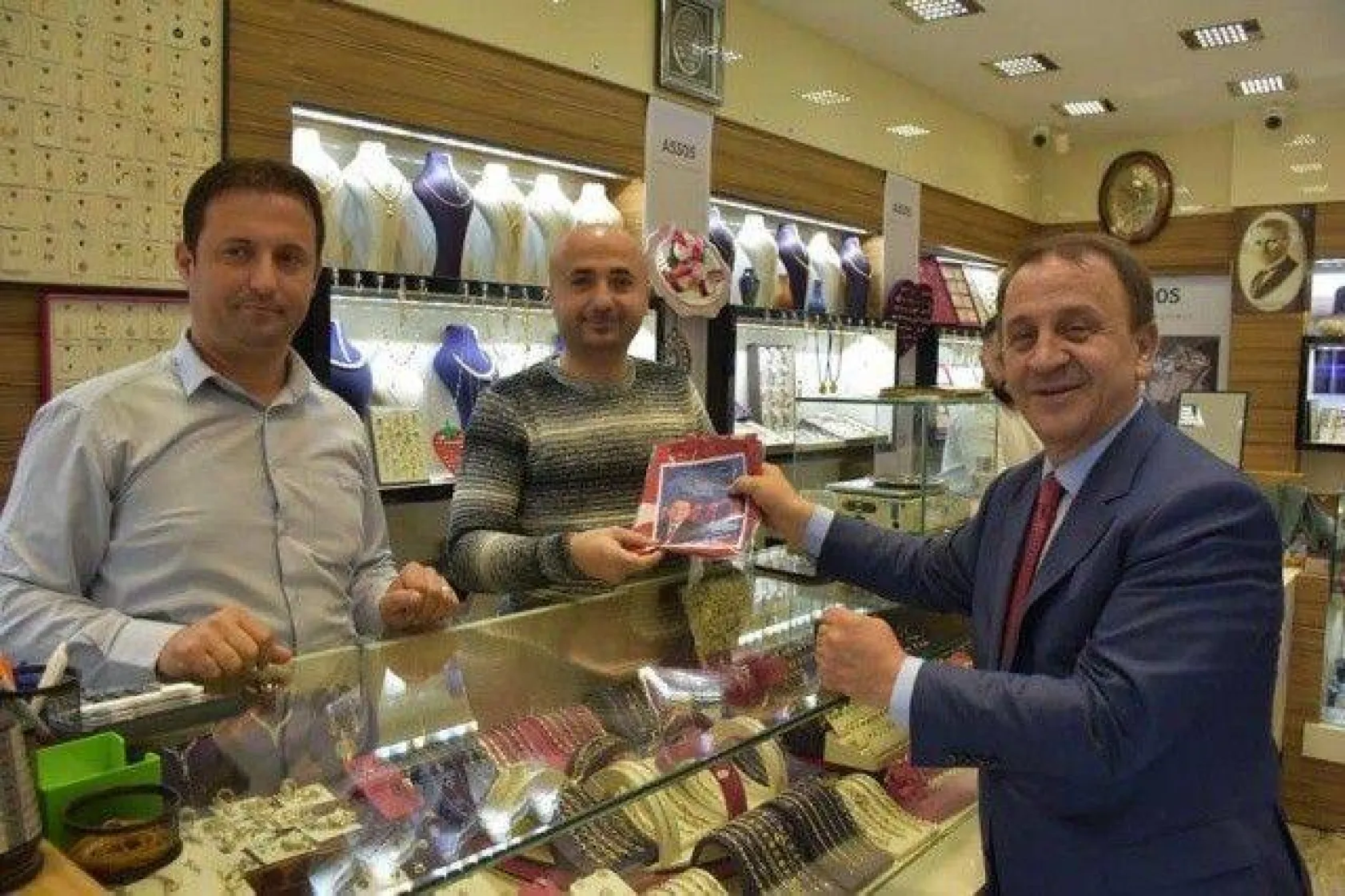 Bayram bayrakları Işıklar'dan