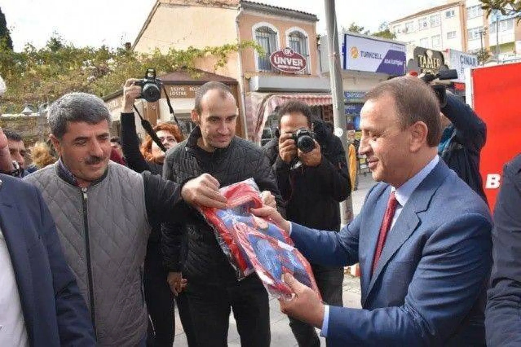 Bayram bayrakları Işıklar'dan