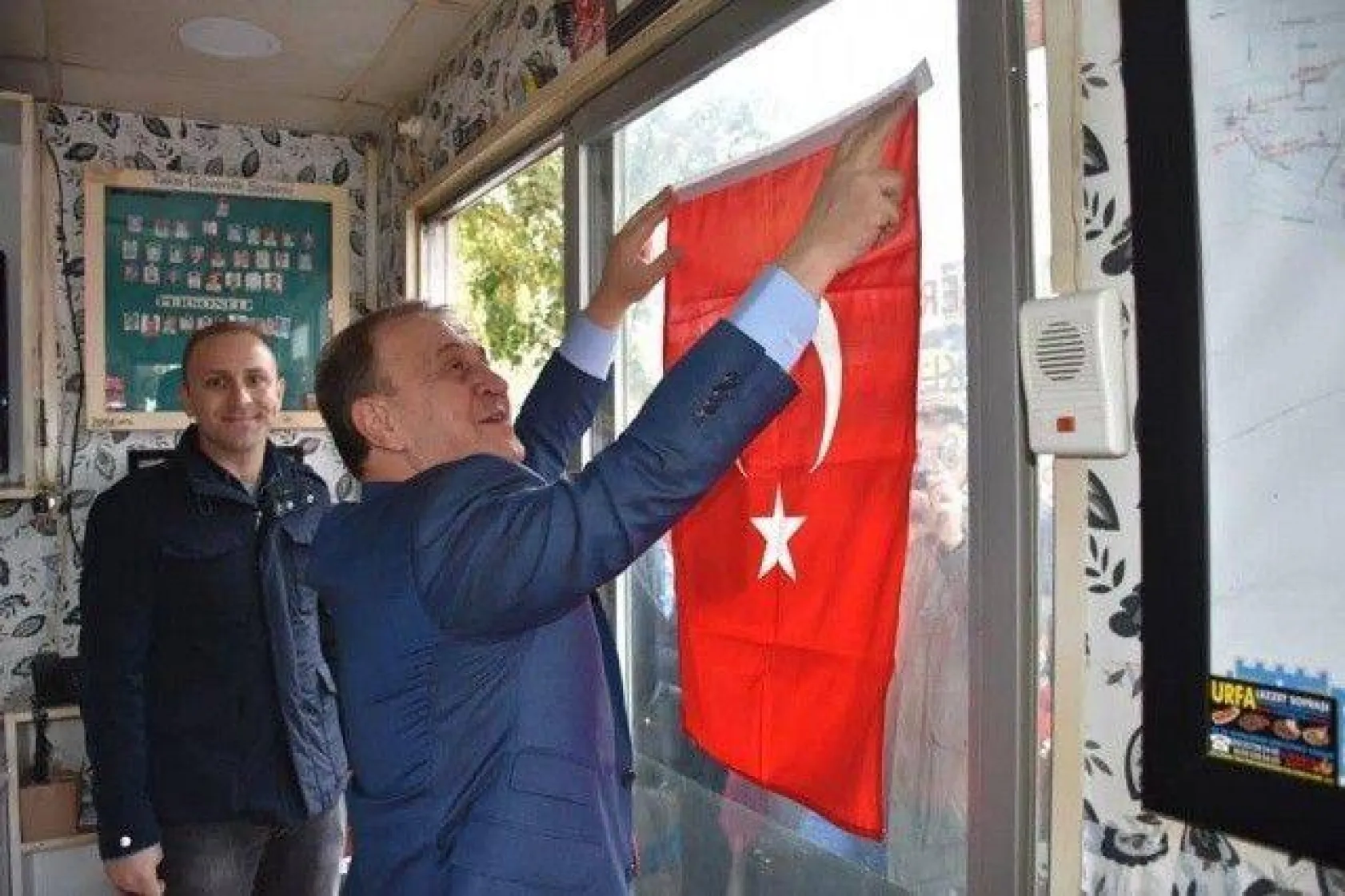 Bayram bayrakları Işıklar'dan