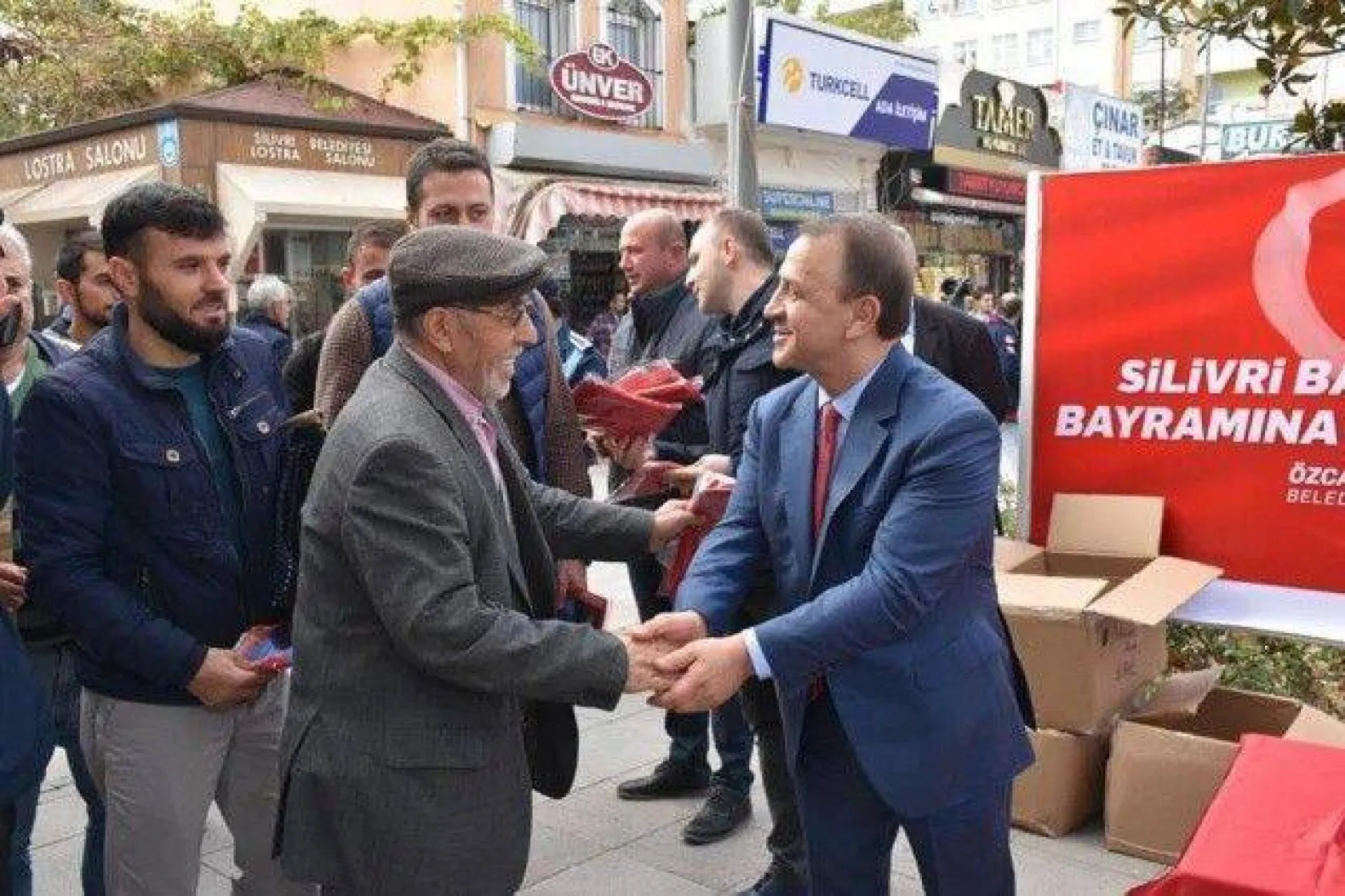 Bayram bayrakları Işıklar'dan