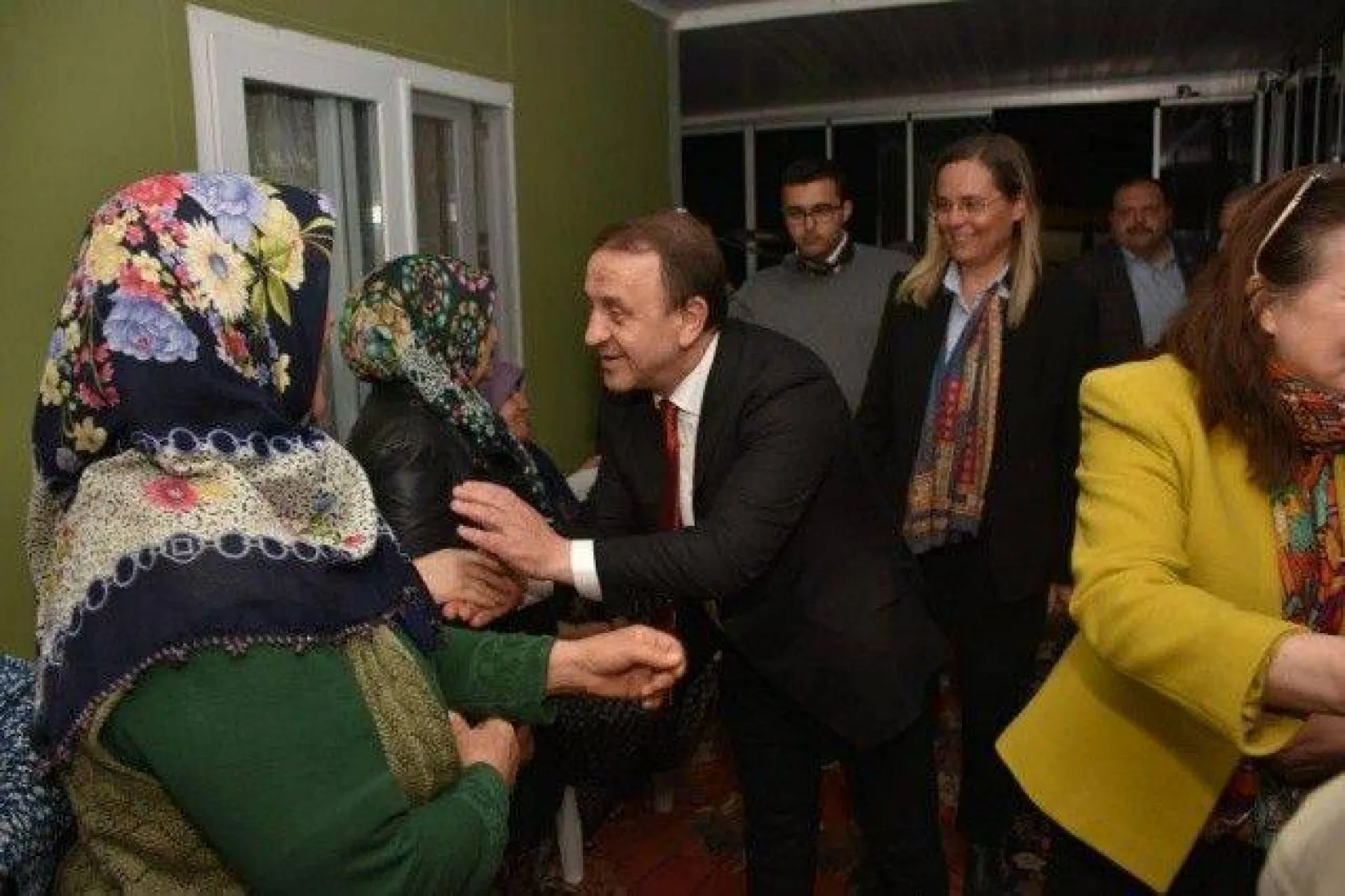 Işıklar Aynı Gece 4 Mahallede Coşkulu kalabalıklarla karşılandı