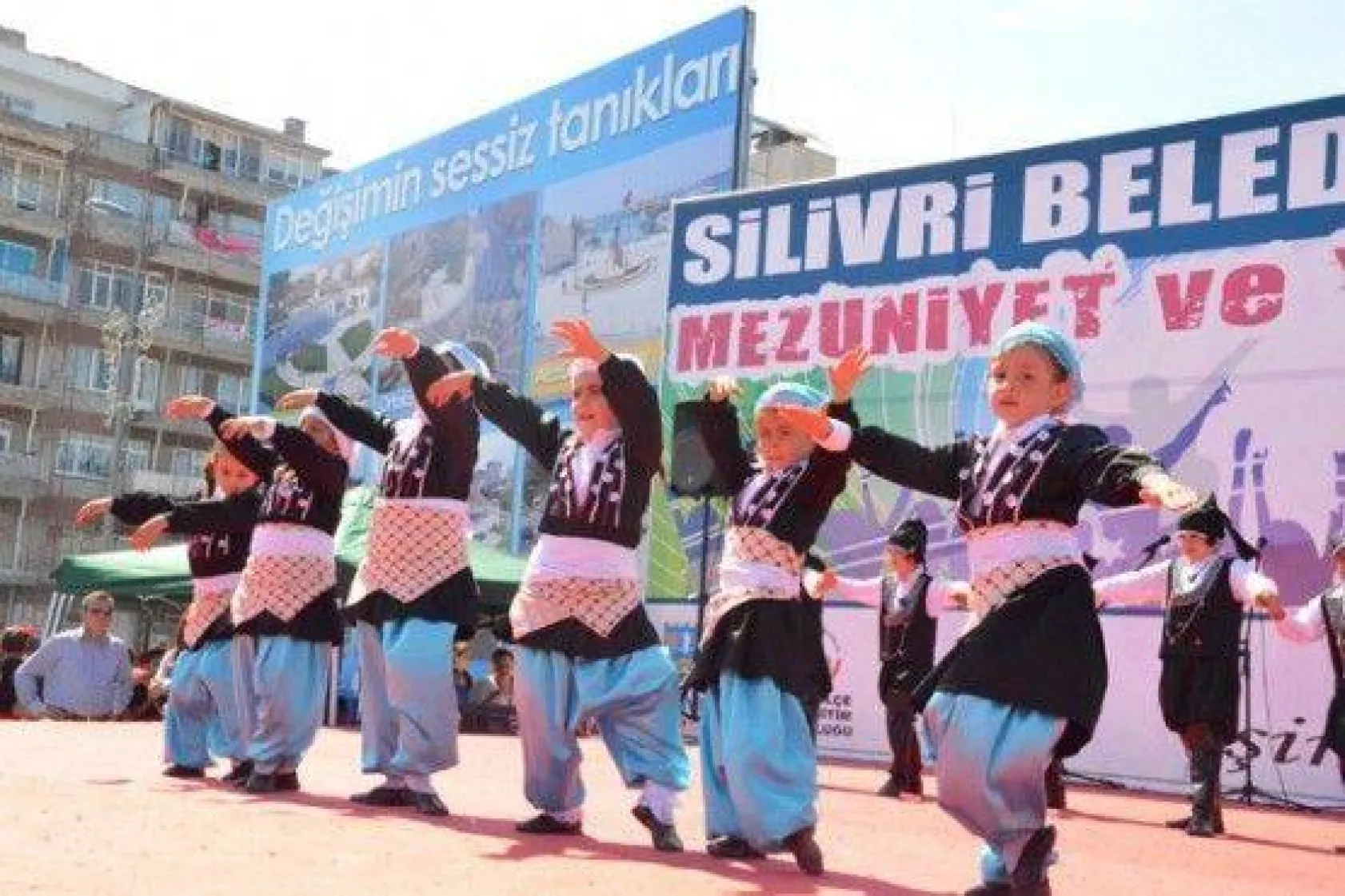 Mezuniyet coşkusu sürüyor