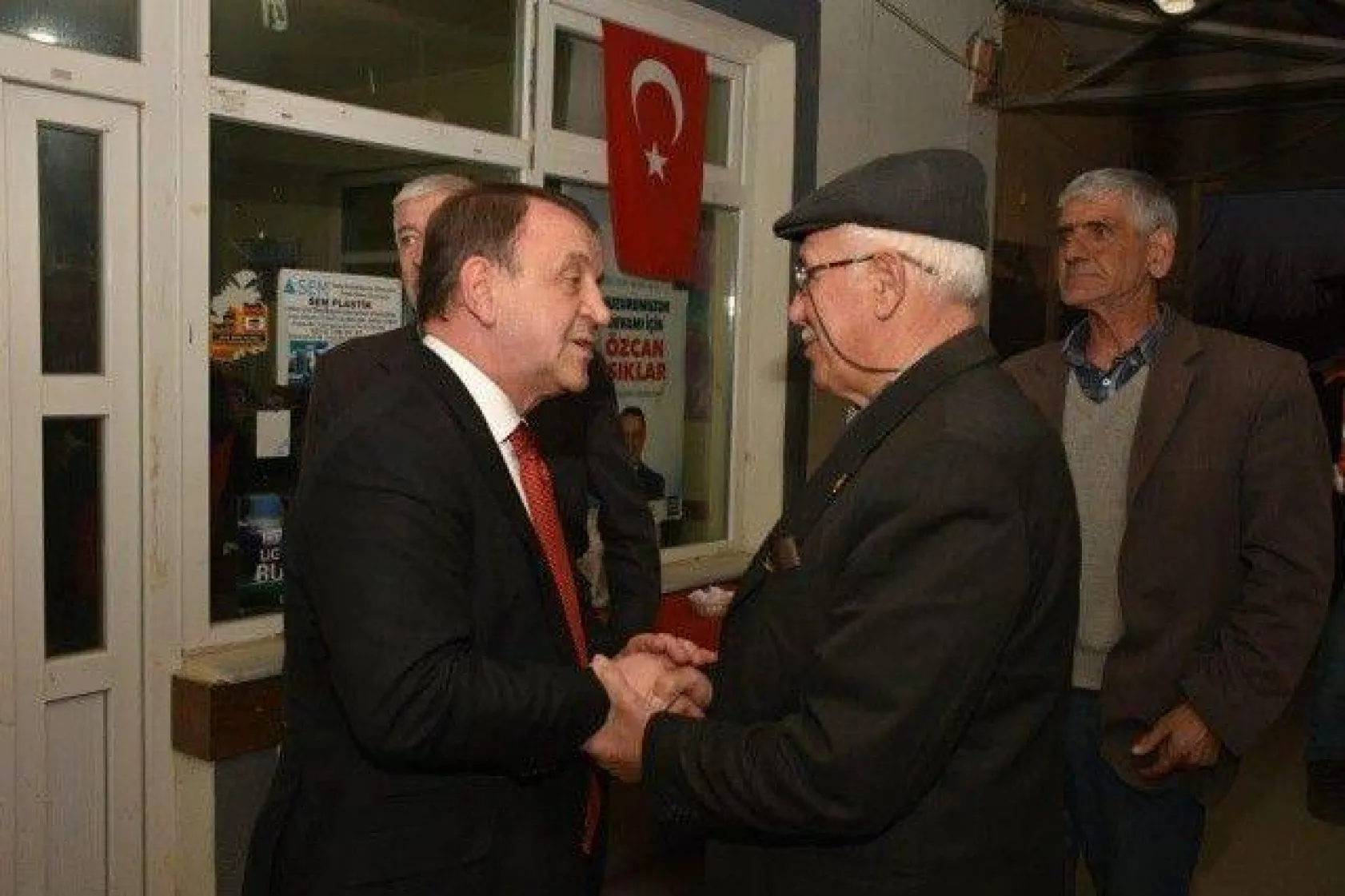 Işıklar Aynı Gece 4 Mahallede Coşkulu kalabalıklarla karşılandı