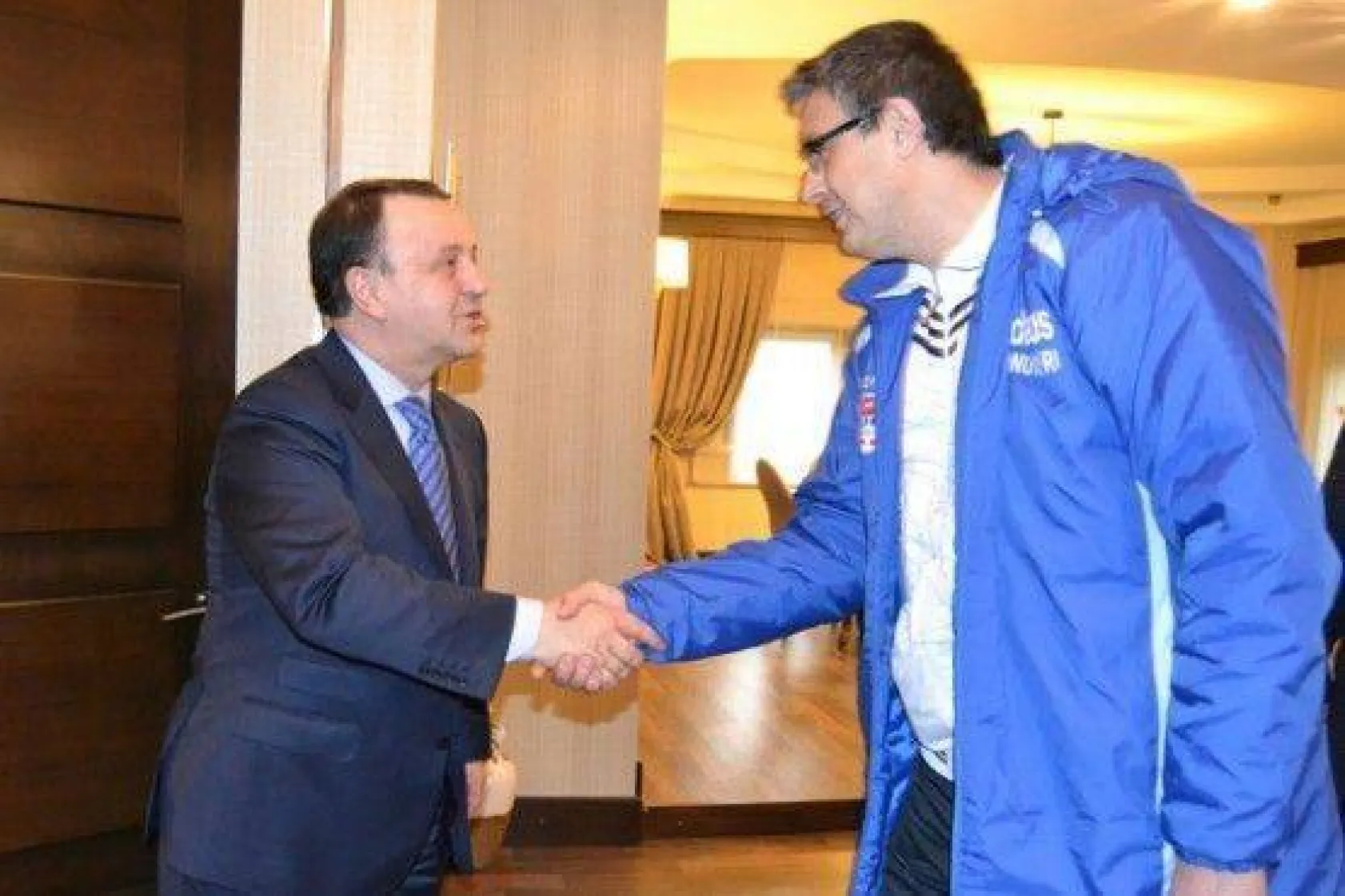 Voleybolculara Işıklar'dan Malzeme Desteği