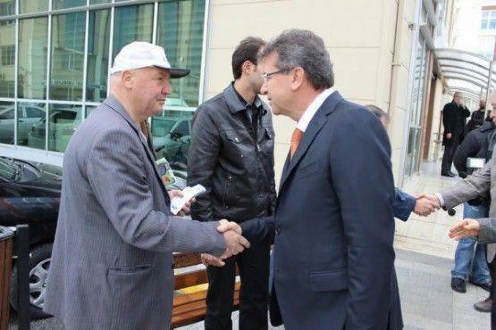 Sert ziyaretlerini hız kesmeden sürdürüyor