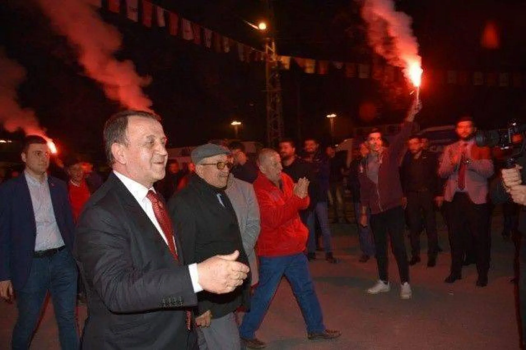 Işıklar Aynı Gece 4 Mahallede Coşkulu kalabalıklarla karşılandı