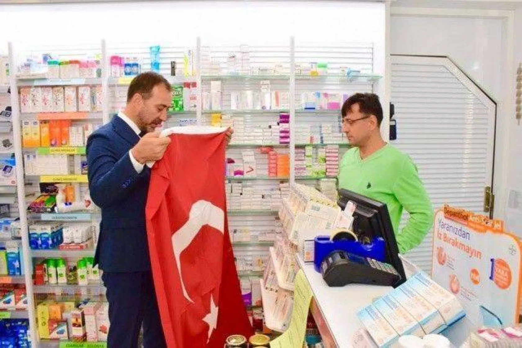 Barış Pınarı Operasyonuna destek için Türk Bayrağı dağıtıldı