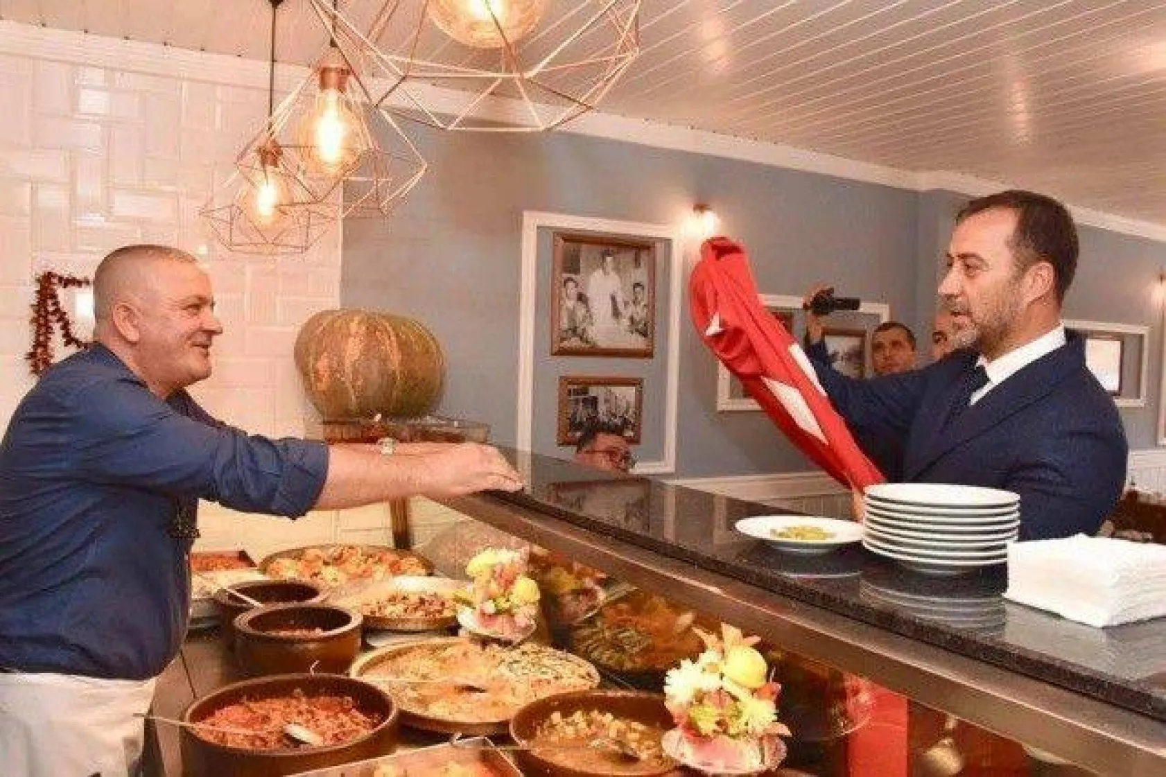 Barış Pınarı Operasyonuna destek için Türk Bayrağı dağıtıldı