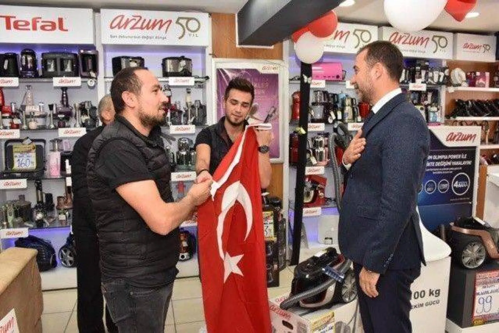 Barış Pınarı Operasyonuna destek için Türk Bayrağı dağıtıldı