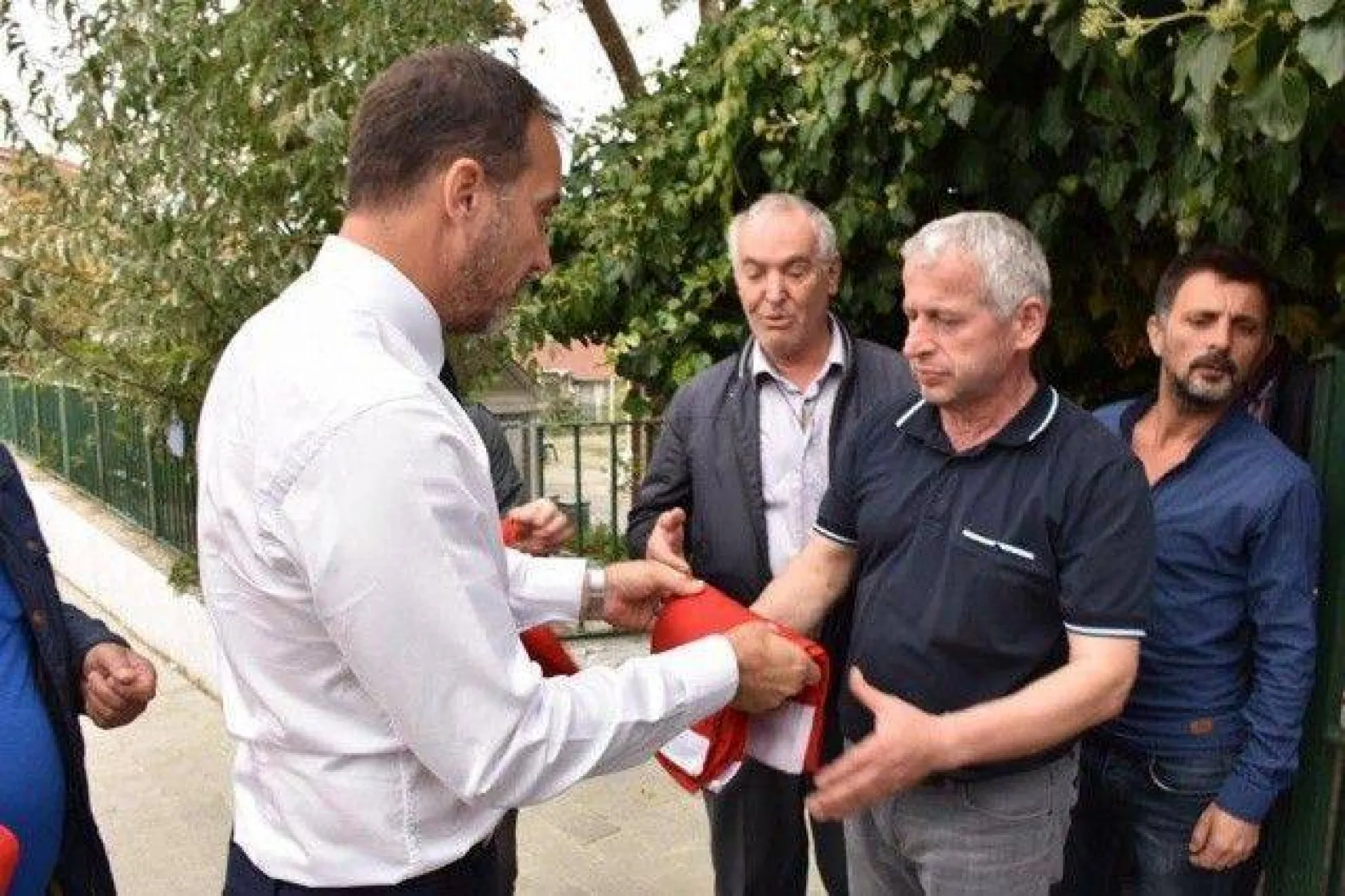 Barış Pınarı Operasyonuna destek için Türk Bayrağı dağıtıldı