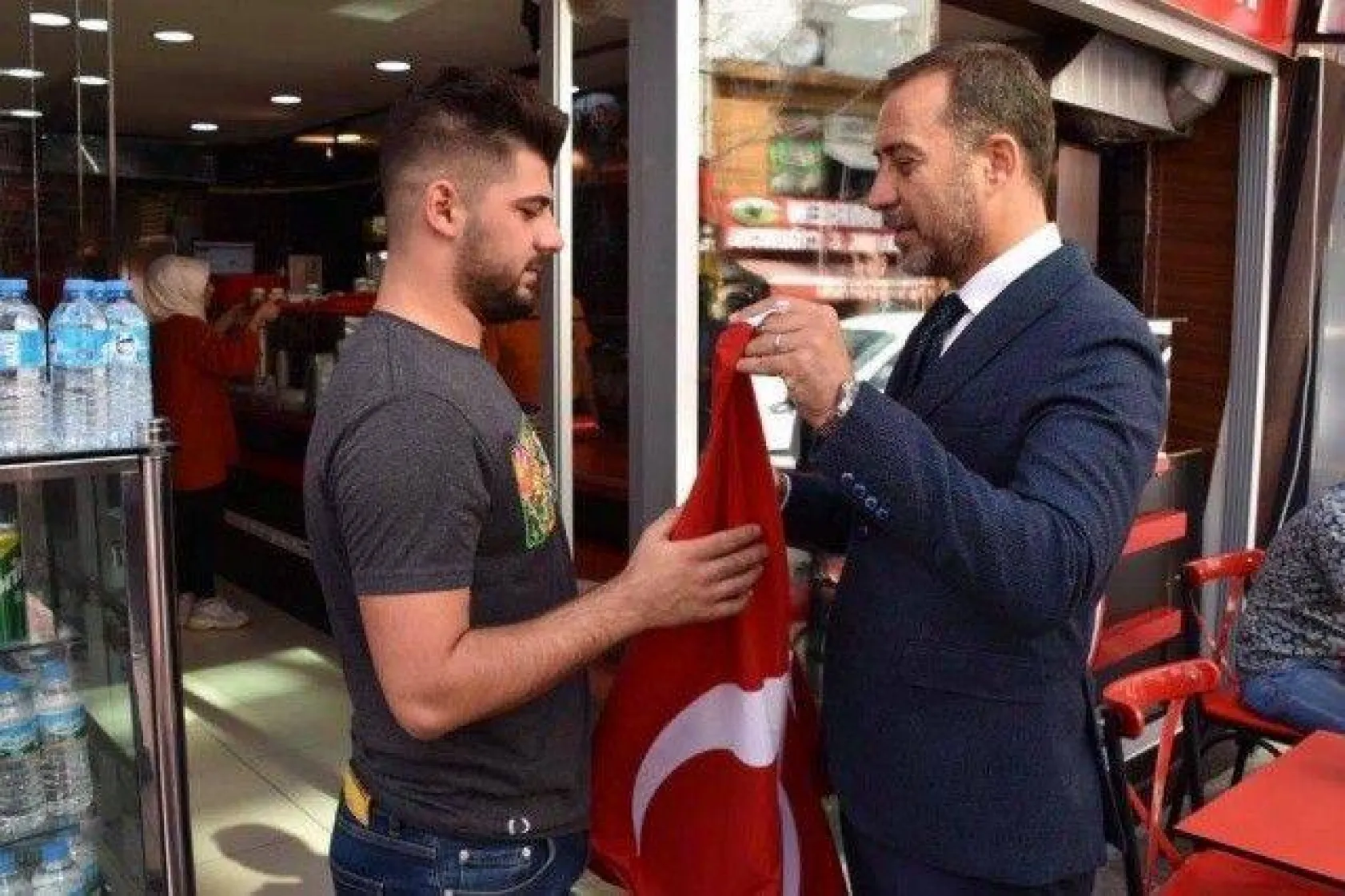 Barış Pınarı Operasyonuna destek için Türk Bayrağı dağıtıldı