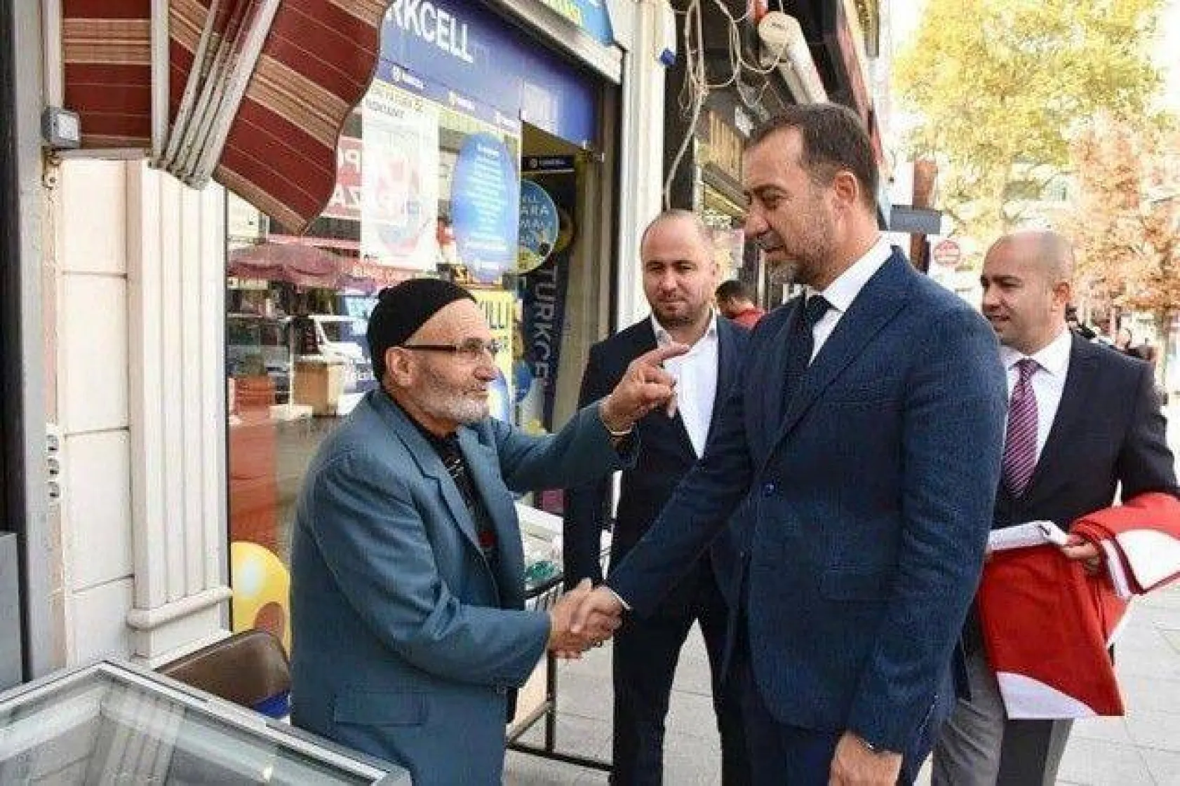 Barış Pınarı Operasyonuna destek için Türk Bayrağı dağıtıldı