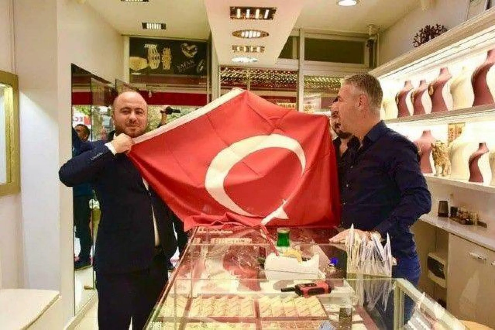 Barış Pınarı Operasyonuna destek için Türk Bayrağı dağıtıldı