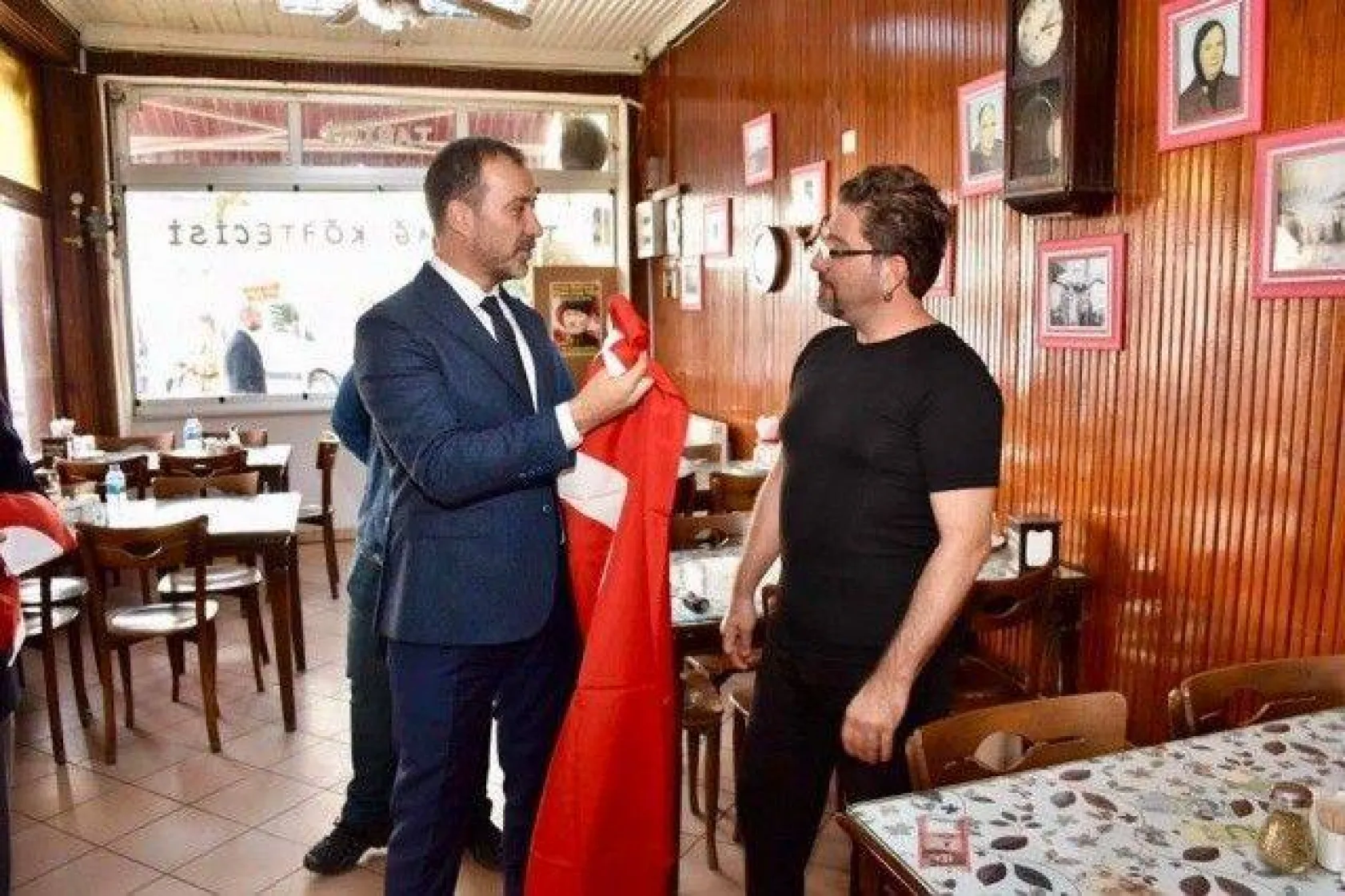 Barış Pınarı Operasyonuna destek için Türk Bayrağı dağıtıldı