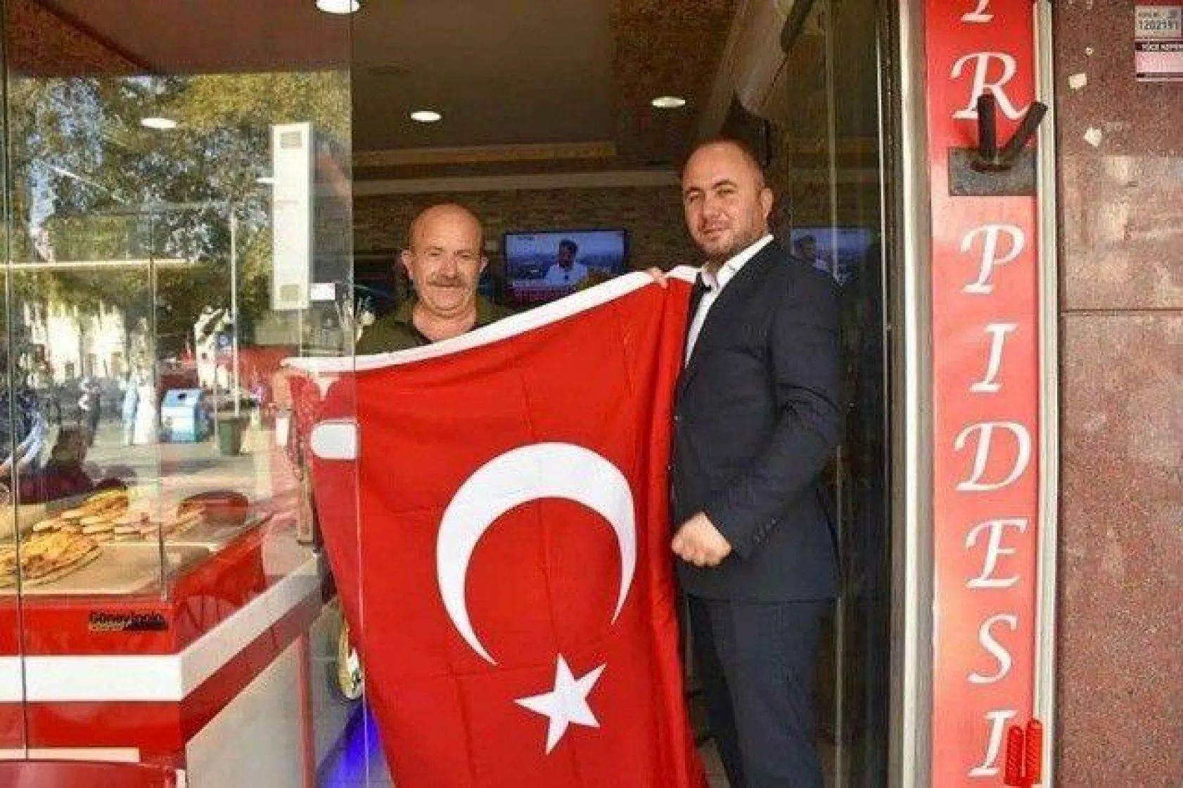 Barış Pınarı Operasyonuna destek için Türk Bayrağı dağıtıldı