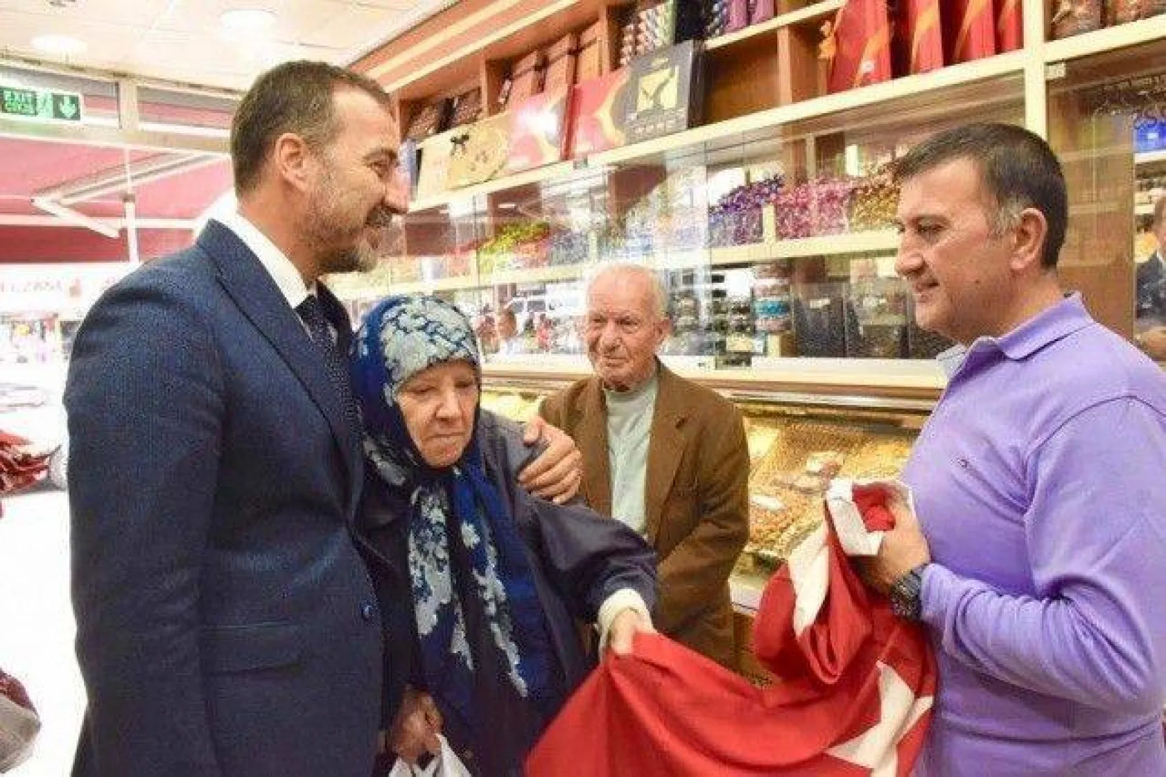 Barış Pınarı Operasyonuna destek için Türk Bayrağı dağıtıldı