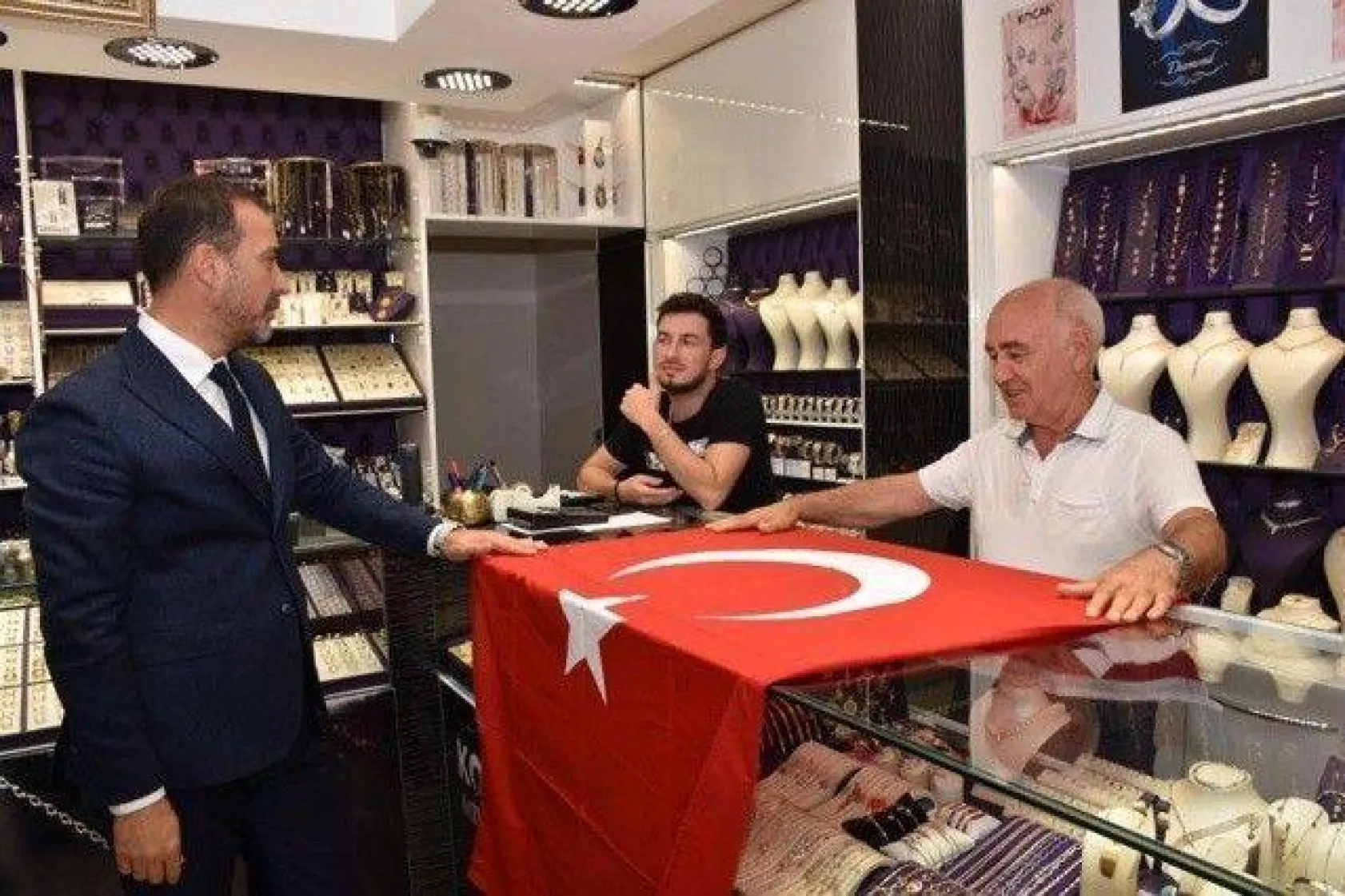 Barış Pınarı Operasyonuna destek için Türk Bayrağı dağıtıldı