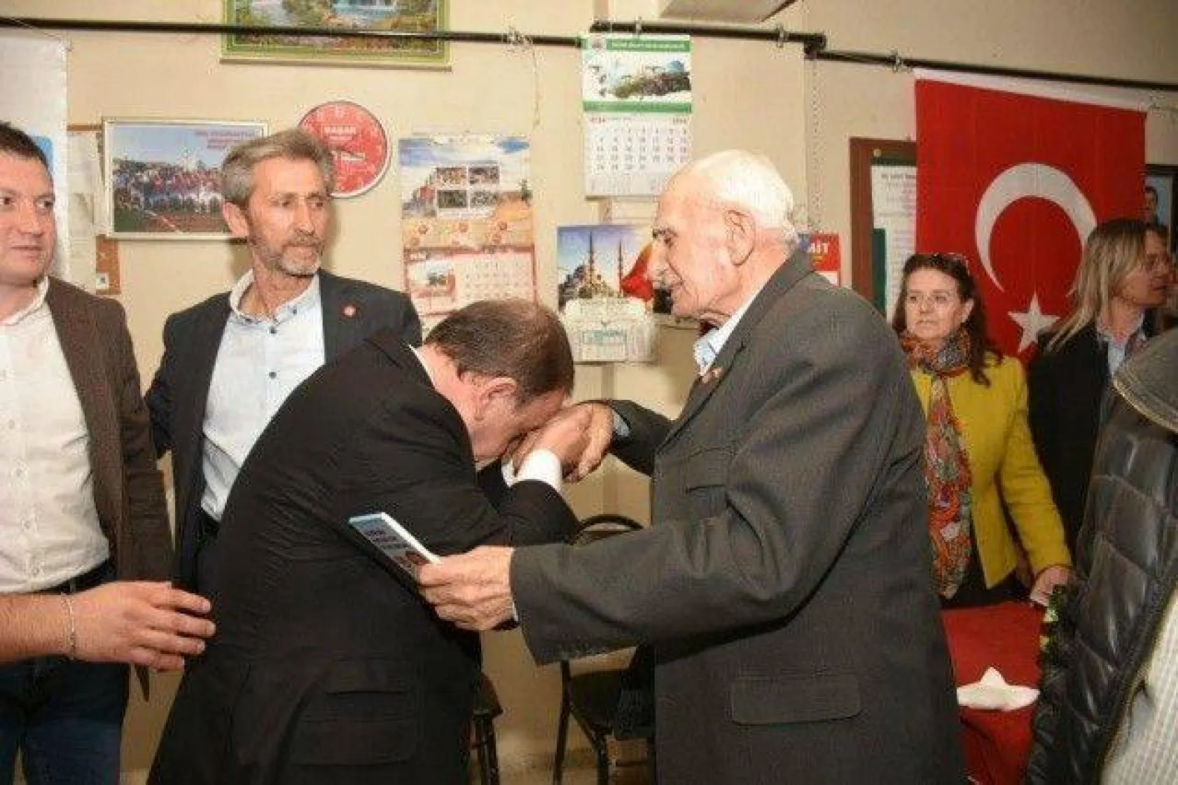 Işıklar Aynı Gece 4 Mahallede Coşkulu kalabalıklarla karşılandı