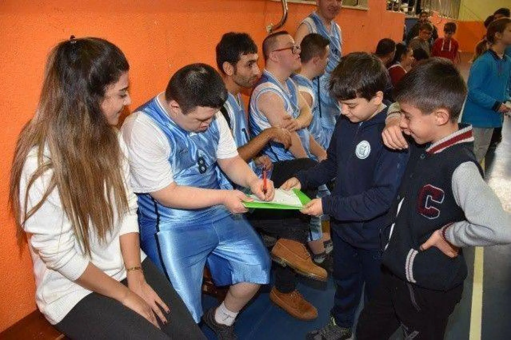 Ak Gençlerden Özel Çocuklara Özel Maç