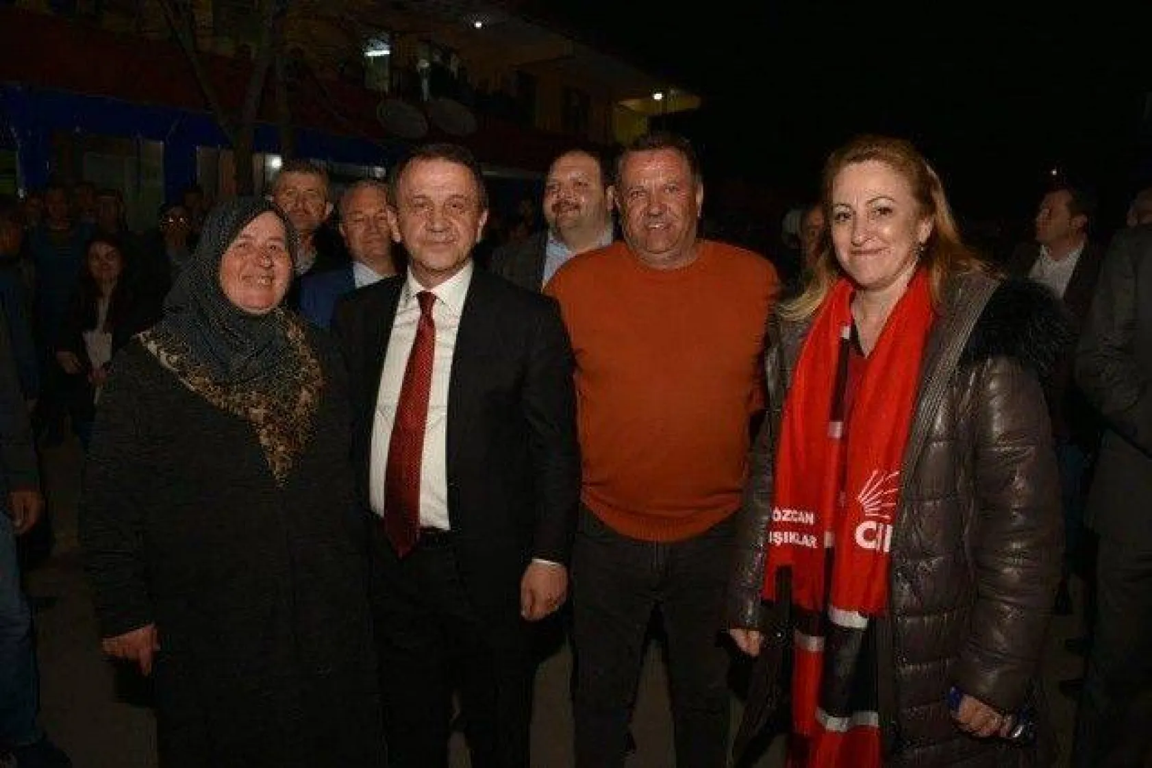 Işıklar Aynı Gece 4 Mahallede Coşkulu kalabalıklarla karşılandı