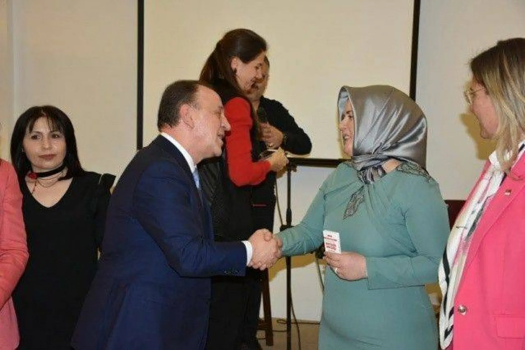 Kadınlardan Işıklar'a Sevgi Seli