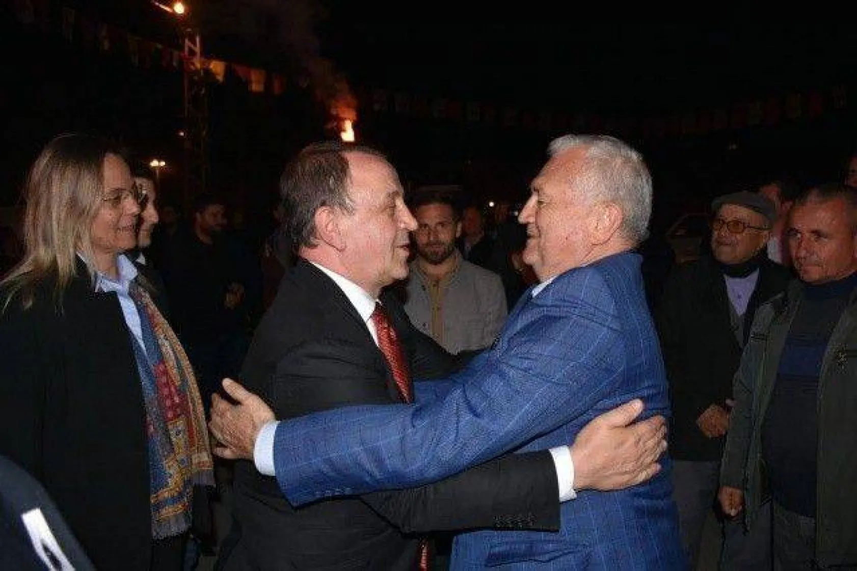 Işıklar Aynı Gece 4 Mahallede Coşkulu kalabalıklarla karşılandı