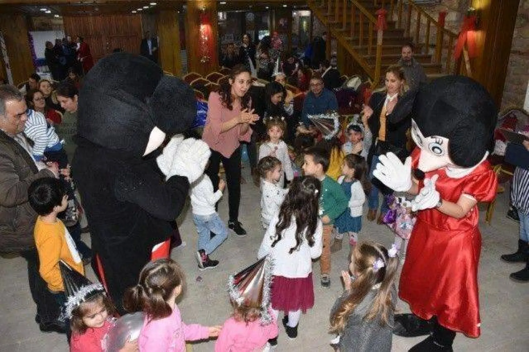 Miniklere Erken Yeni Yılı Kutlaması