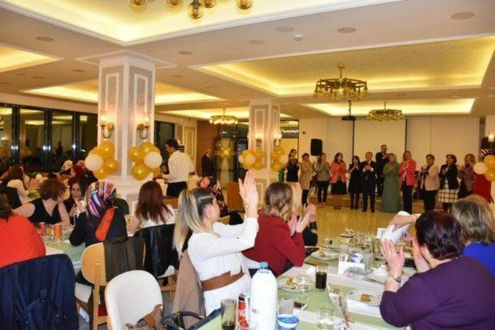 Kadınlardan Işıklar'a Sevgi Seli