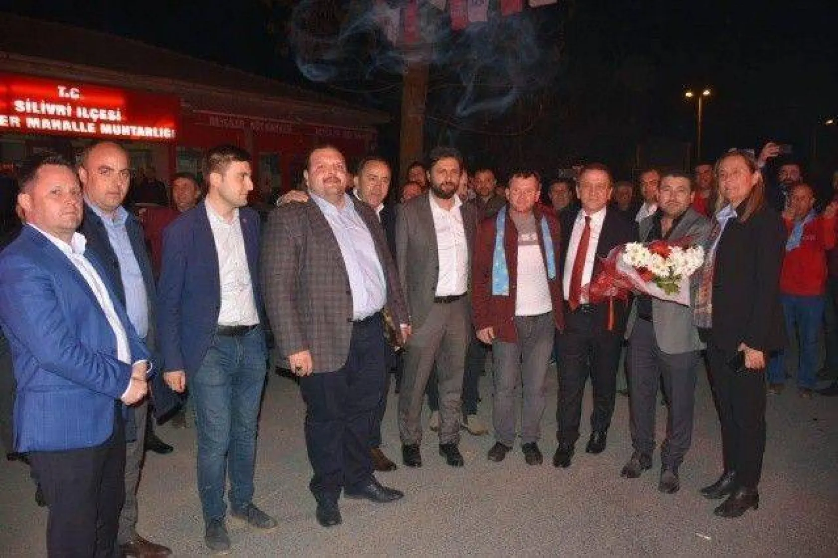 Işıklar Aynı Gece 4 Mahallede Coşkulu kalabalıklarla karşılandı